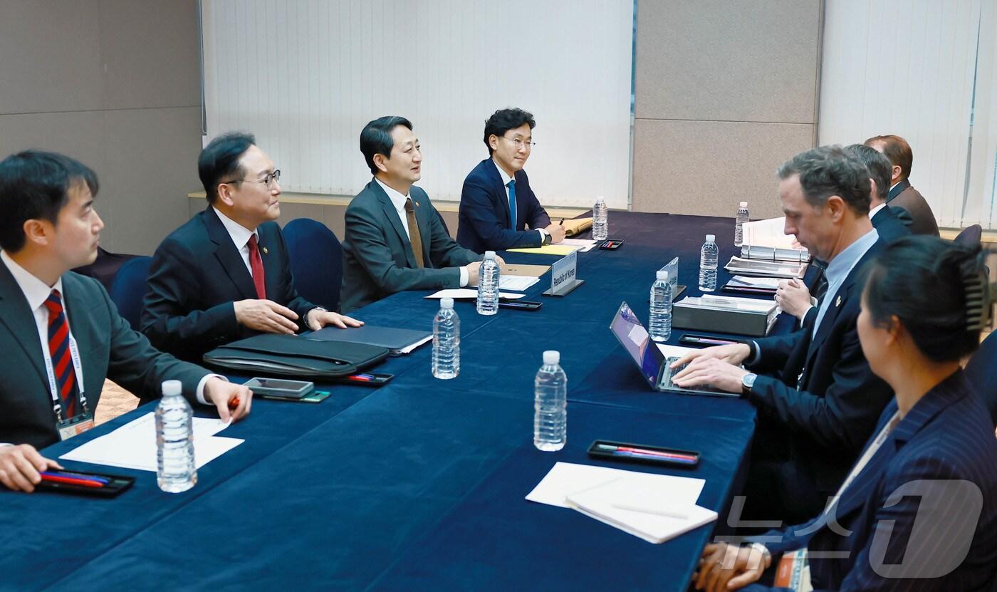 안덕근 산업통상자원부 장관이 16일 오후 제주 서귀포시 제주국제컨벤션센터(ICC)에서 제이미슨 그리어(Jamieson Greer) 미국 무역대표부(USTR) 대표와 면담을 갖고 있다. (산업통상자원부 제공. 재판매 및 DB 금지) 2025.5.16/뉴스1