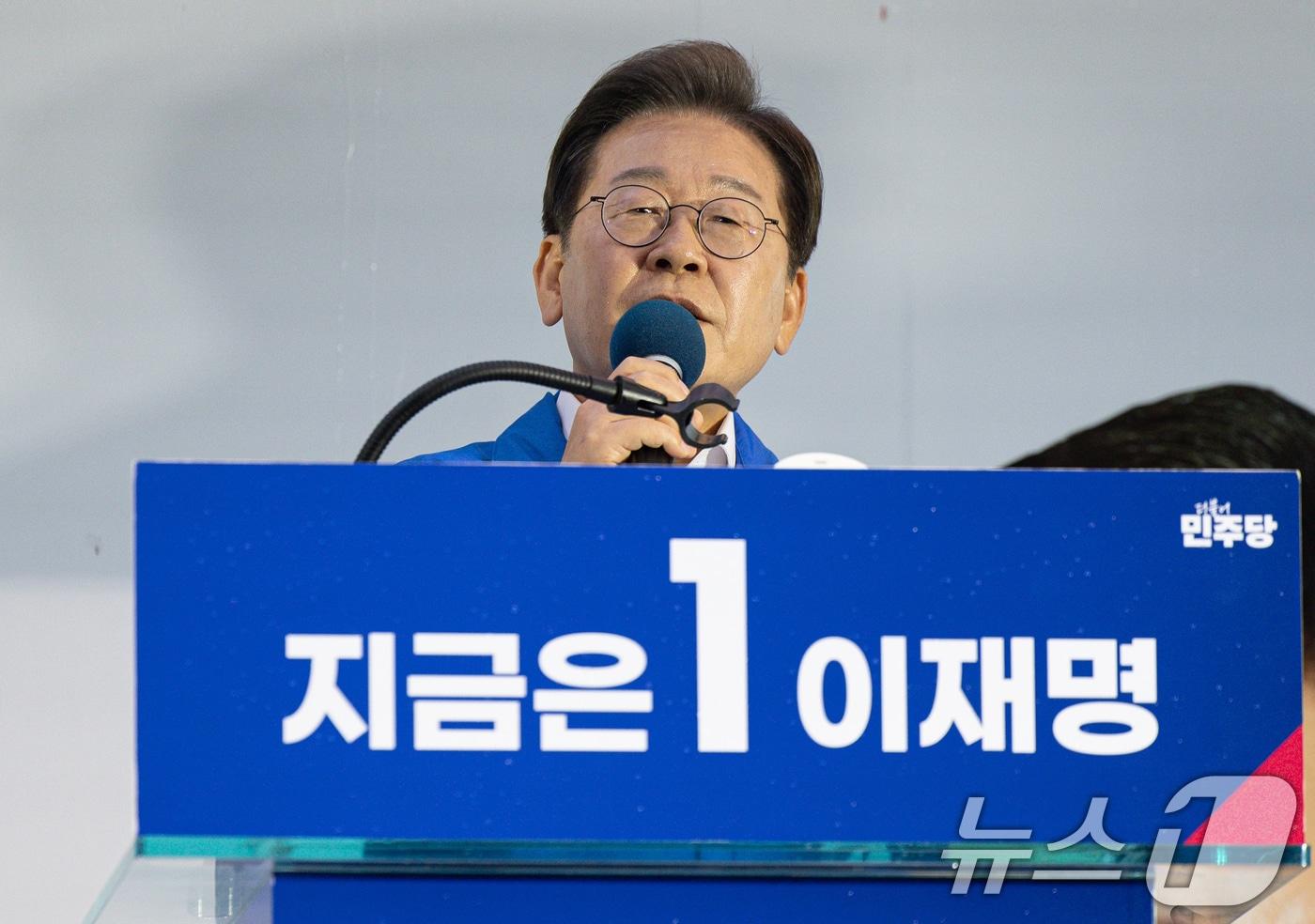 이재명 더불어민주당 대통령 후보가 16일 오후 전북 전읍시 정읍역 광장에서 시민들에게 지지를 호소하고 있다. 2025.5.16/뉴스1 ⓒ News1 이재명 기자