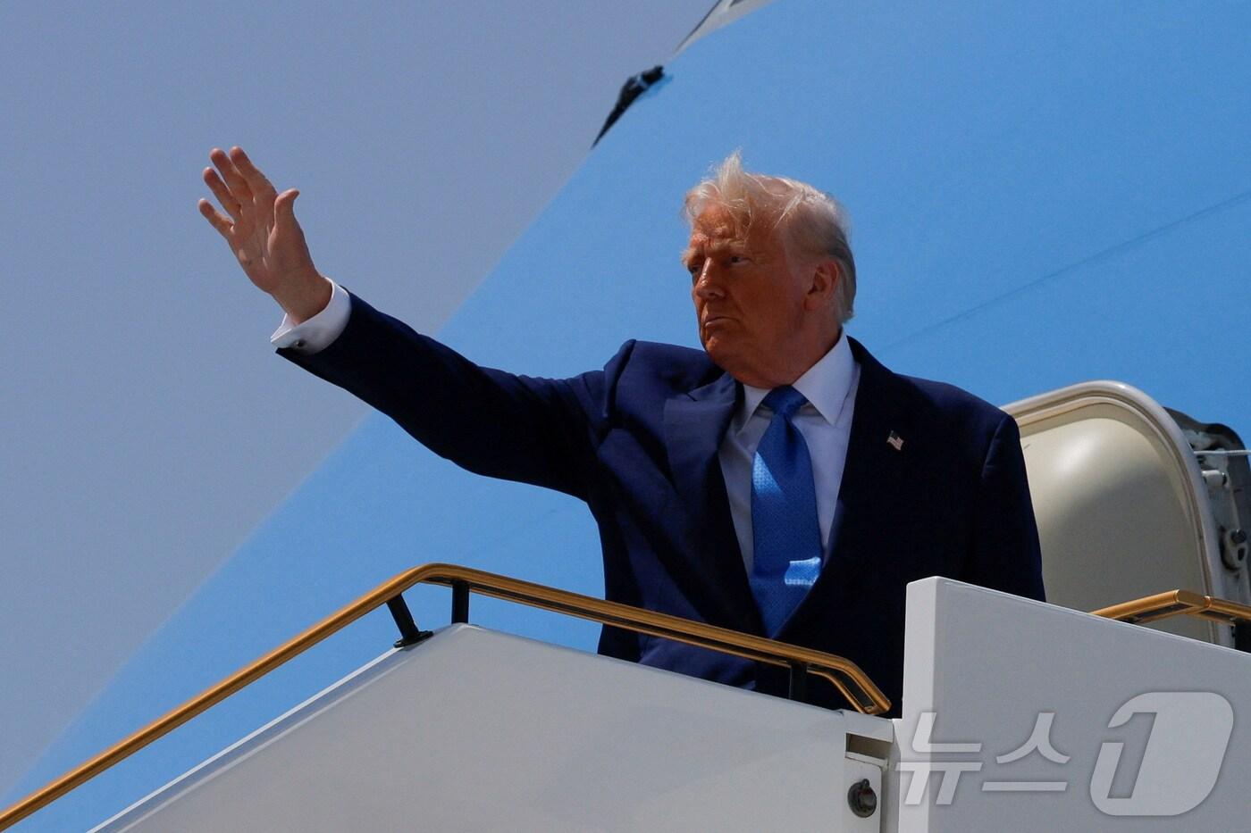 도널드 트럼프 미국 대통령이 16일&#40;현지시간&#41; 아랍에미리트&#40;UAE&#41; 아부다비에서 미국으로 돌아가는 에어포스원&#40;미국 대통령 전용기&#41;에 오르고 있다. 2025.05.16 ⓒ 로이터=뉴스1 ⓒ News1 정지윤 기자