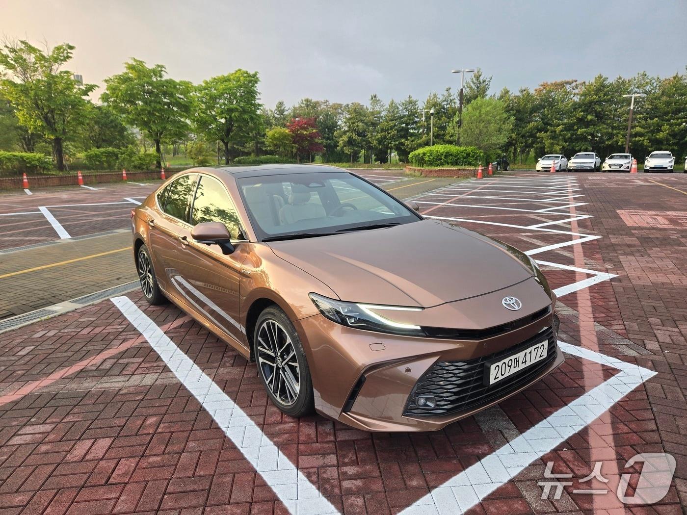 본문 이미지 - 10일 경기 고양에서 촬영한 도요타 중형 세단 '캠리' 9세대 완전변경 모델인 '2025년형 캠리 XLE 프리미엄 트림'의 정·측면부. 2025.05.16/뉴스1 김성식 기자