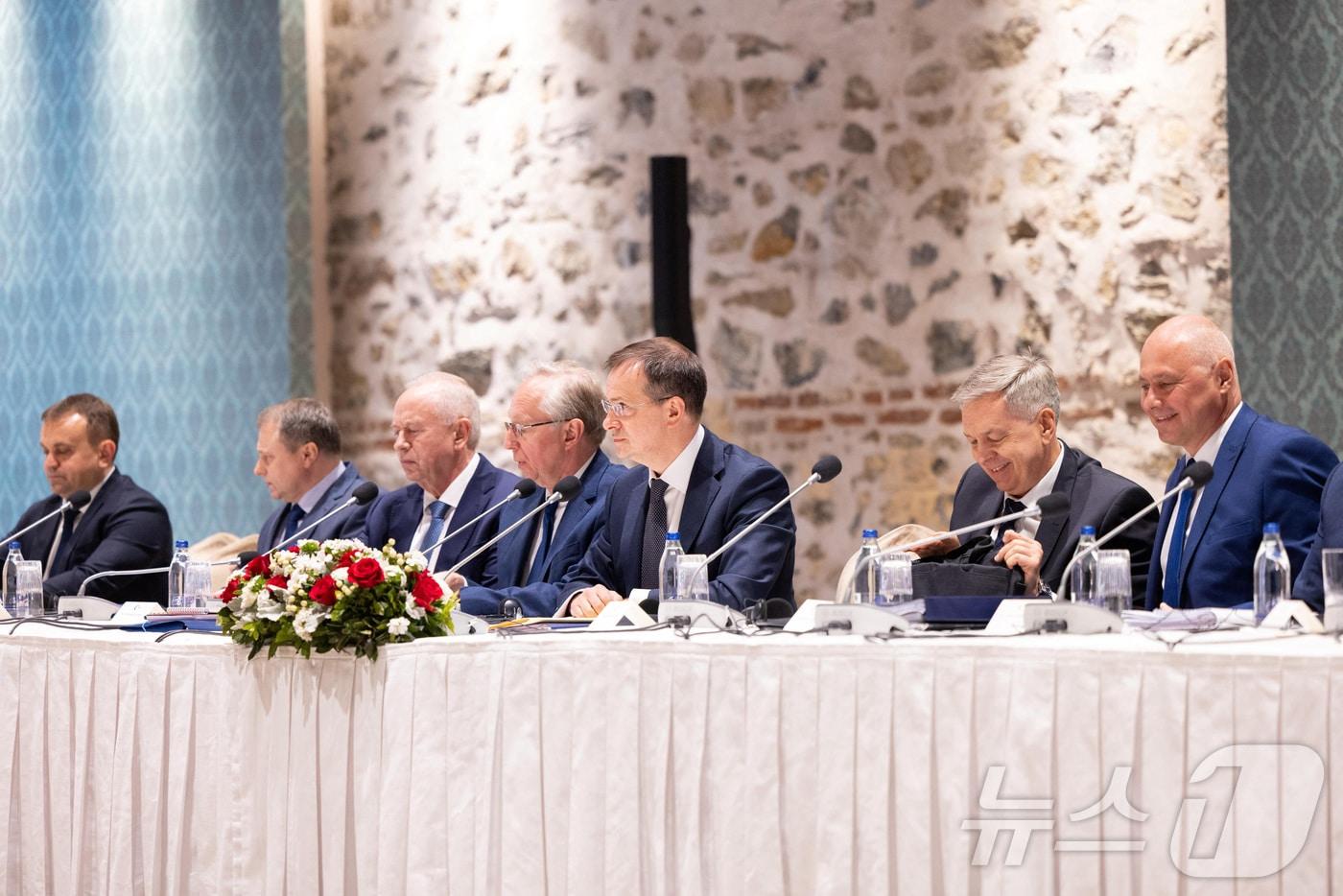 16일&#40;현지시간&#41; 블라디미르 메딘스키 크렘린궁 보좌관이 이끄는 러시아 대표단이 튀르키예 이스탄불에서 열린 우크라이나 대표단&#40;사진에 없음&#41;과의 회의에 참석하고 있다. 2025.05.16 ⓒ 로이터=뉴스1 ⓒ News1 류정민 특파원