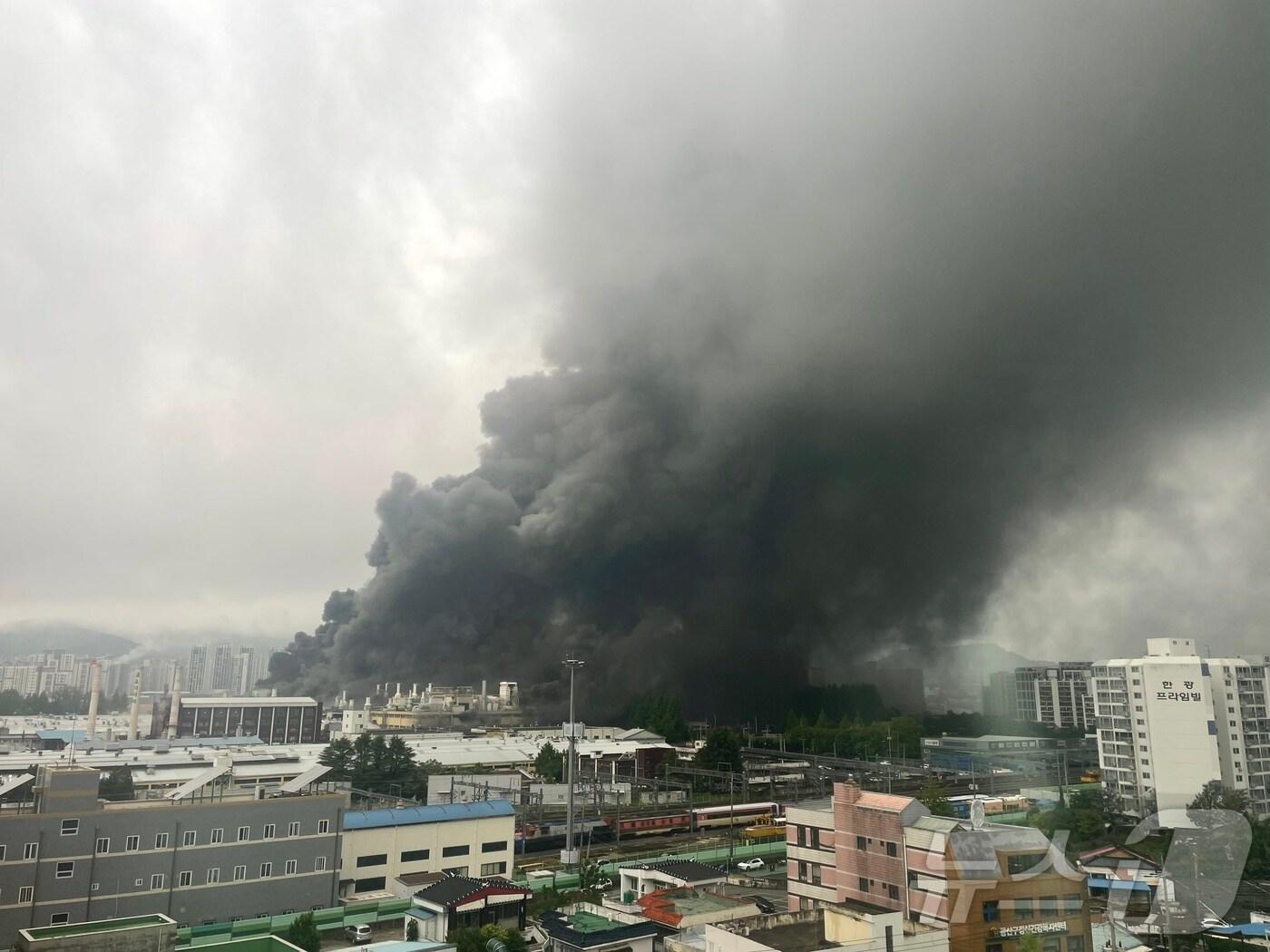 본문 이미지 - 17일 오전 7시 11분쯤 광주 광산구 송정동의 금호타이어 공장에서 불이 나 소방당국이 진화하고 있다. 2025.5.17/뉴스1 ⓒ News1 김태성 기자