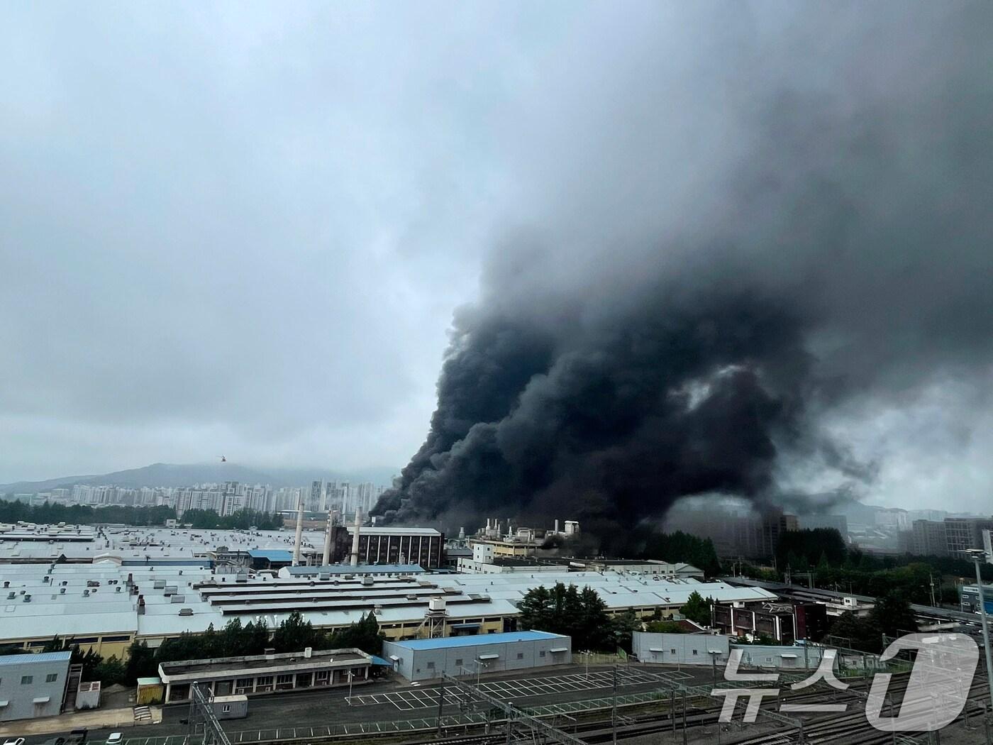 본문 이미지 - 지난달 17일 오전 7시 11분 광주 광산구 소촌동 금호타이어 광주공장에서 화재가 발생해 인근에 검은 연기가 번지고 있다. 2025.5.17/뉴스1 ⓒ News1 김태성 기자