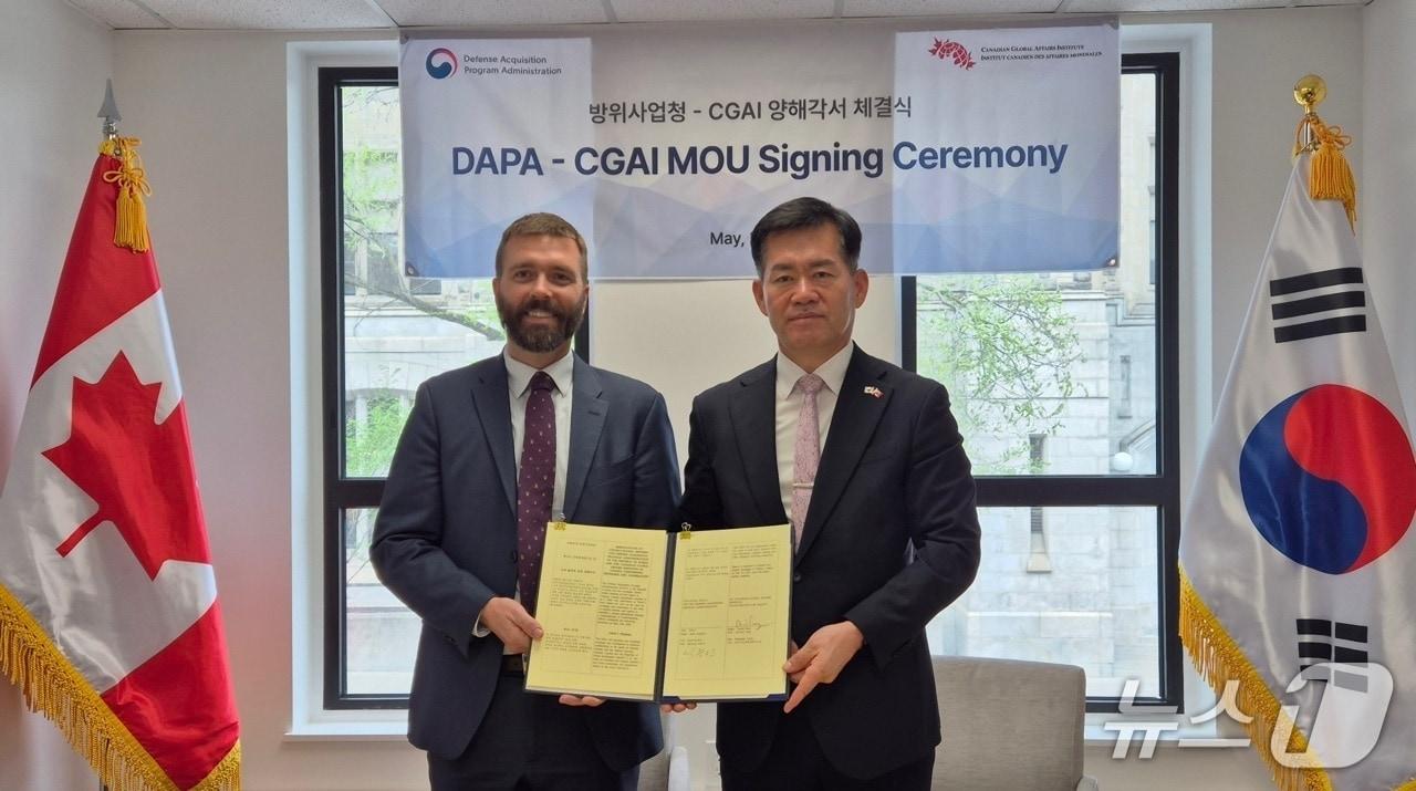 본문 이미지 - 석종건 방위사업청장이 15일&#40;현지시간&#41; 캐나다 오타와에서 데이비드 페리 국제문제연구소장과 한-캐나다 국방·방산 분야 교류·협력 강화를 위한 양해각서&#40;MOU&#41;를 체결 후 기념촬영 하고있다. 2025.05.17. &#40;방위사업청 제공&#41;