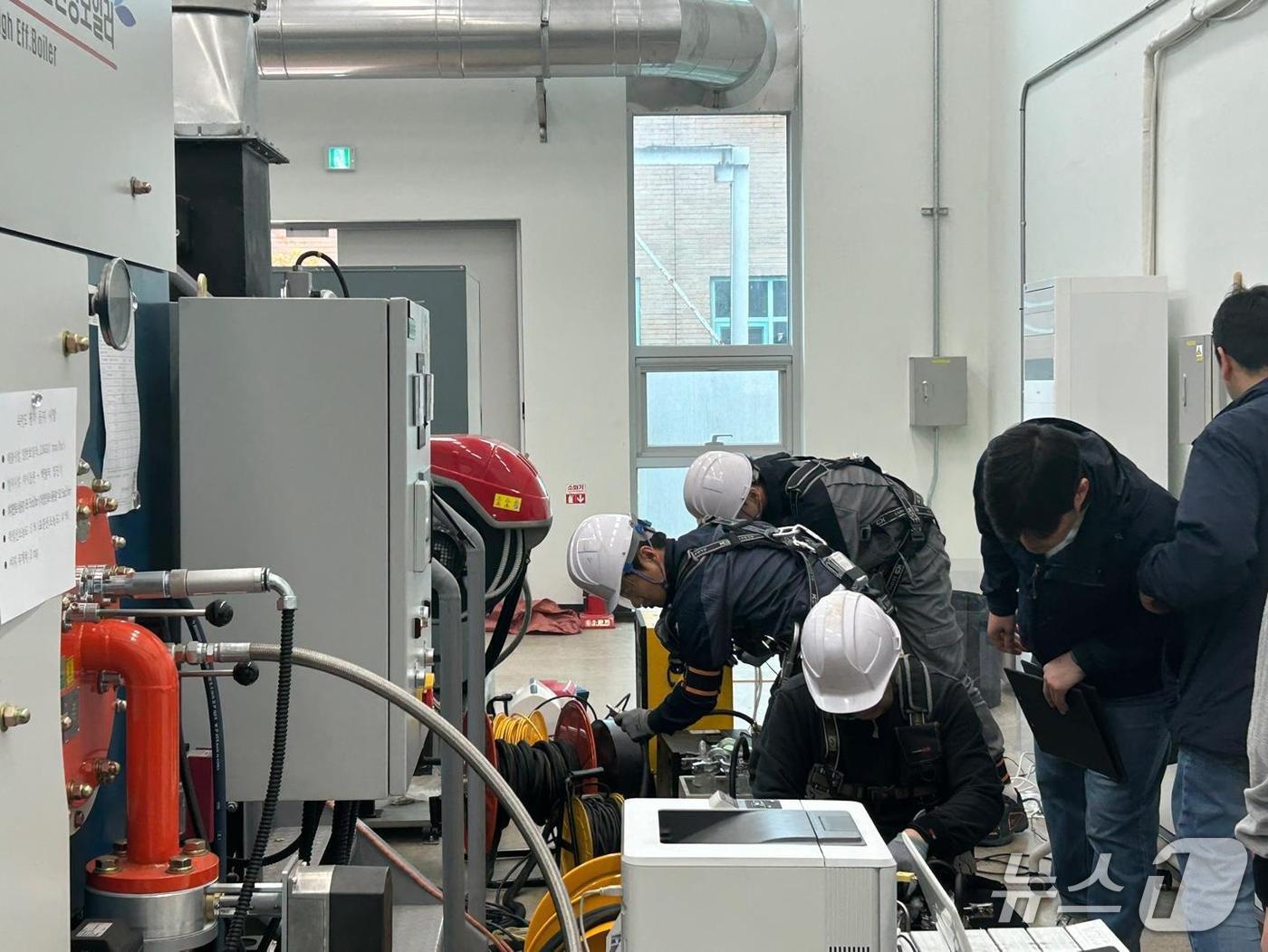 본문 이미지 - 충북도보건환경연구원 대기측정대행업체 숙련도 시험 평가 장면. (충북도 제공.재판매 및 DB금지) /뉴스1 