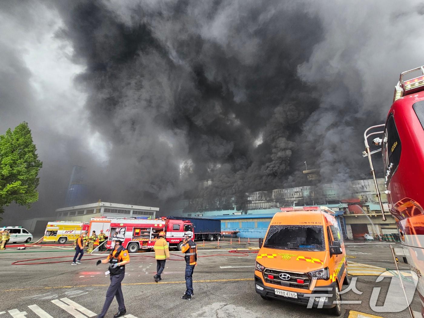 본문 이미지 - 17일 오전 7시 11분쯤 광주 광산구 소촌동 금호타이어 광장공장에서 불이 나 검은 연기가 번지고 있다. 2025.5.17/뉴스1 ⓒ News1 최성국 기자