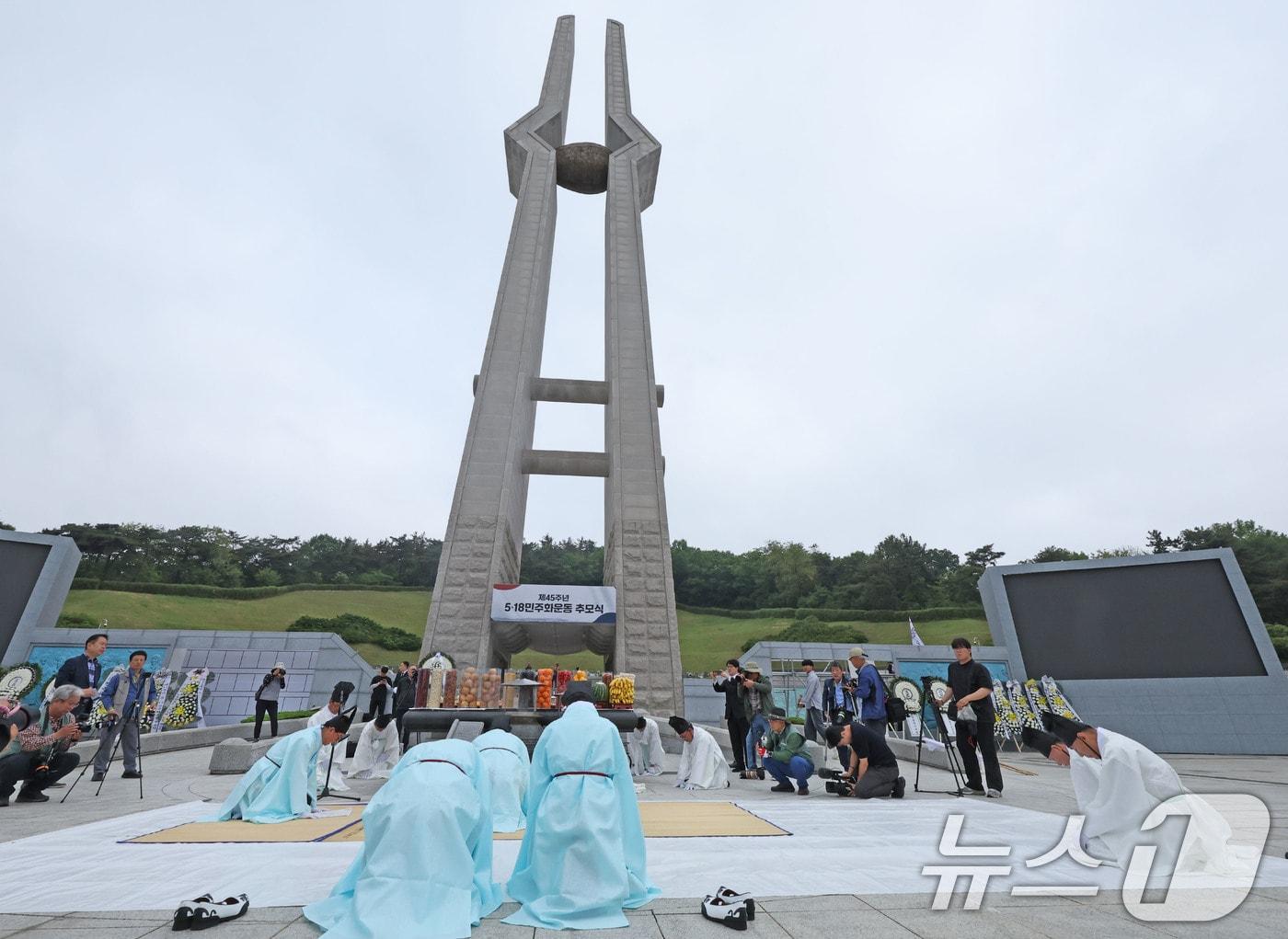 본문 이미지 - 5·18민주화운동 제45주년을 하루 앞둔 17일 광주 북구 운정동 국립5·18민주묘지에서 '5·18민중항쟁 제45주년 추모제'가 진행되고 있다. ⓒ News1 박지현 기자