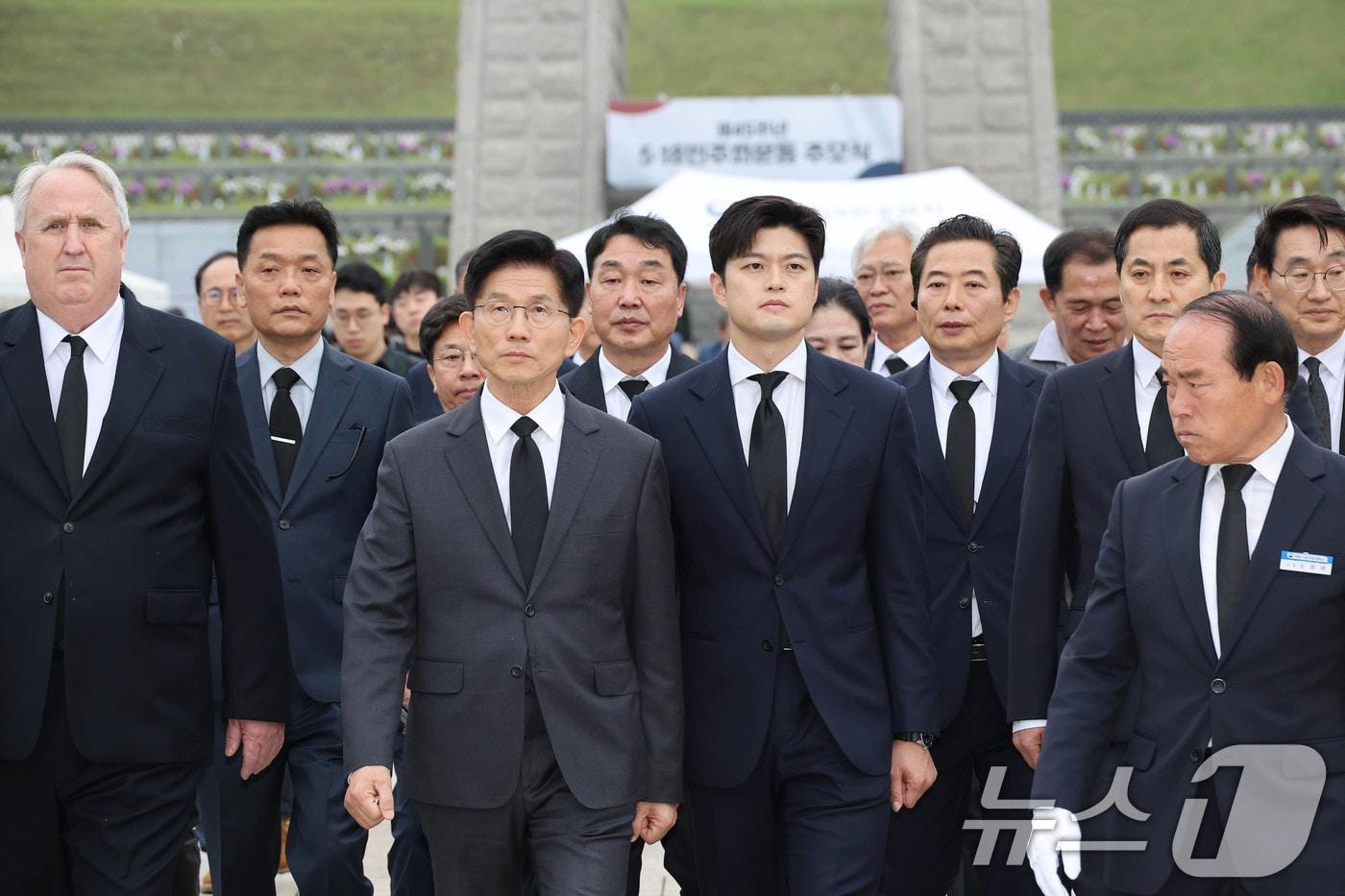 김문수 국민의힘 대통령 후보와 김용태 비상대책위원장이 17일 광주 북구 국립 5·18 민주묘지를 찾아 참배한 뒤 이동하고 있다. &#40;공동취재&#41; 2025.5.17/뉴스1 ⓒ News1 이광호 기자
