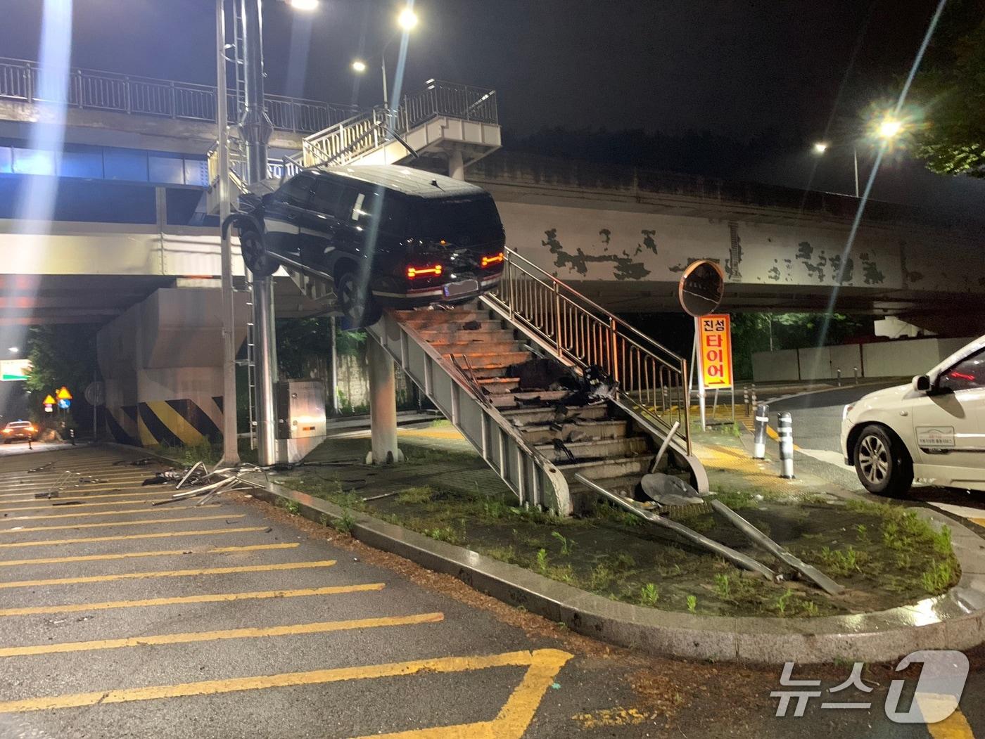 본문 이미지 - 17일 오전 1시20분쯤 대구 수성구 만촌동에서 20대 남성 A씨가 몰던 SUV 승용차가 육교로 돌진해 육교 난간 등이 파손됐다.(독자 제공.재판매 및 DB 금지)