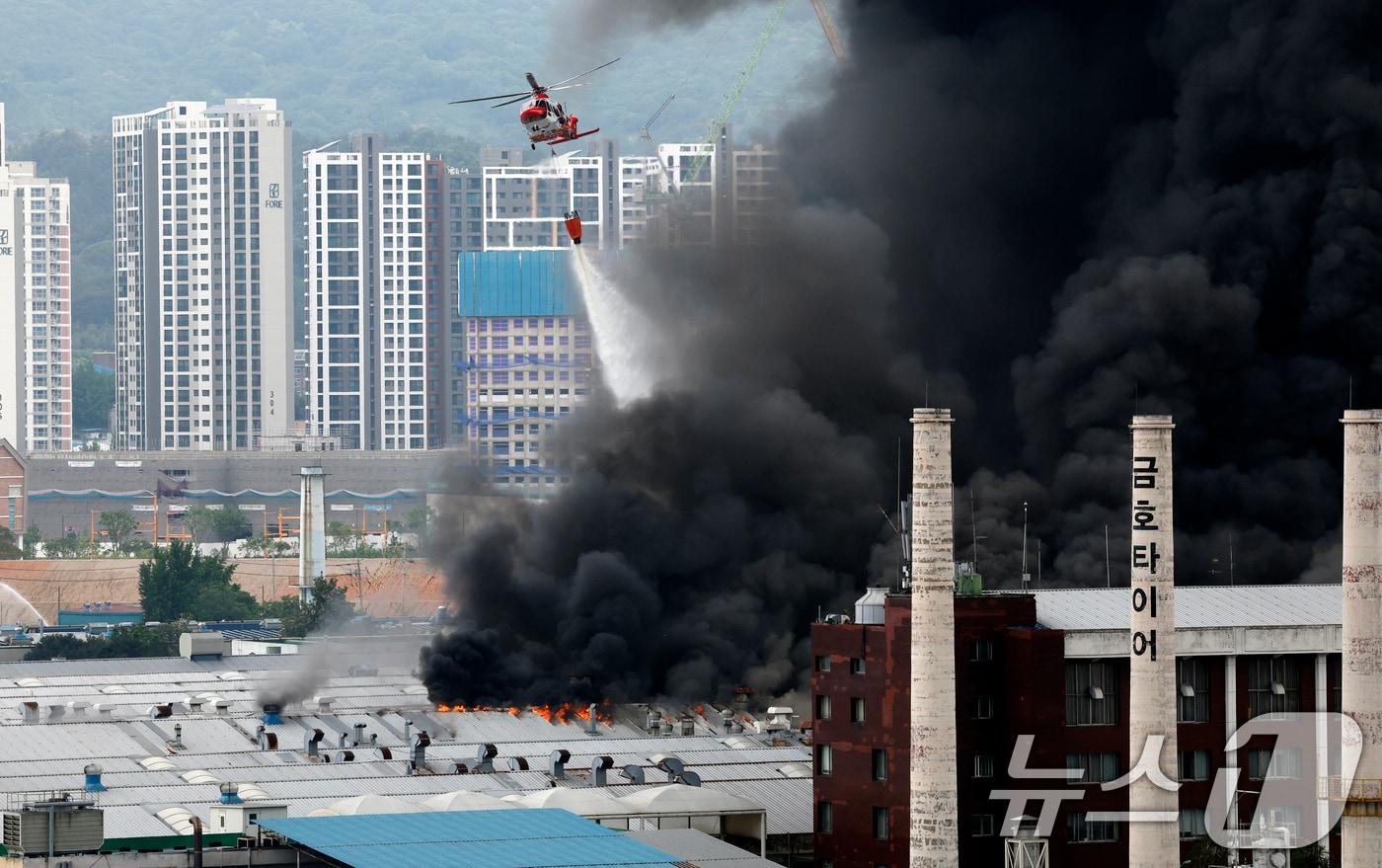 17일 오전 7시 11분 광주 광산구 소촌동 금호타이어 광장공장에서 화재가 발생해 소방당국이 진화 작업을 하고 있다. 2025.5.17/뉴스1 ⓒ News1 김태성 기자