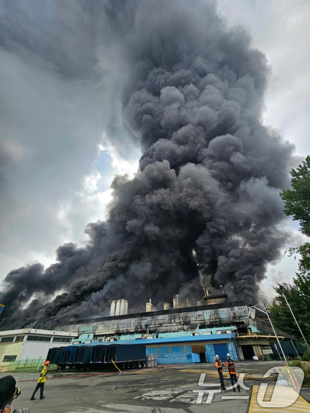 본문 이미지 - 17일 오전 광주 광산구 소촌동 금호타이어 광장공장에서 화재가 발생해 검은 연기가 치솟고 있다. 2025.5.17/뉴스1 ⓒ News1 최성국 기자