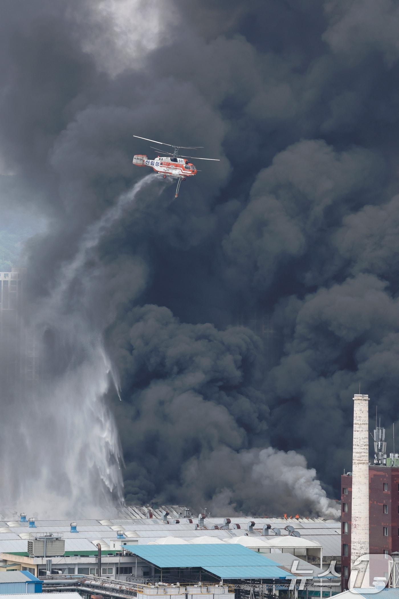 본문 이미지 - 17일 오전 광주 광산구 소촌동 금호타이어 광장공장에서 화재가 발생해 소방당국이 소방헬기를 동원해 진화 작업을 하고 있다 2025.5.17/뉴스1 ⓒ News1 김태성 기자