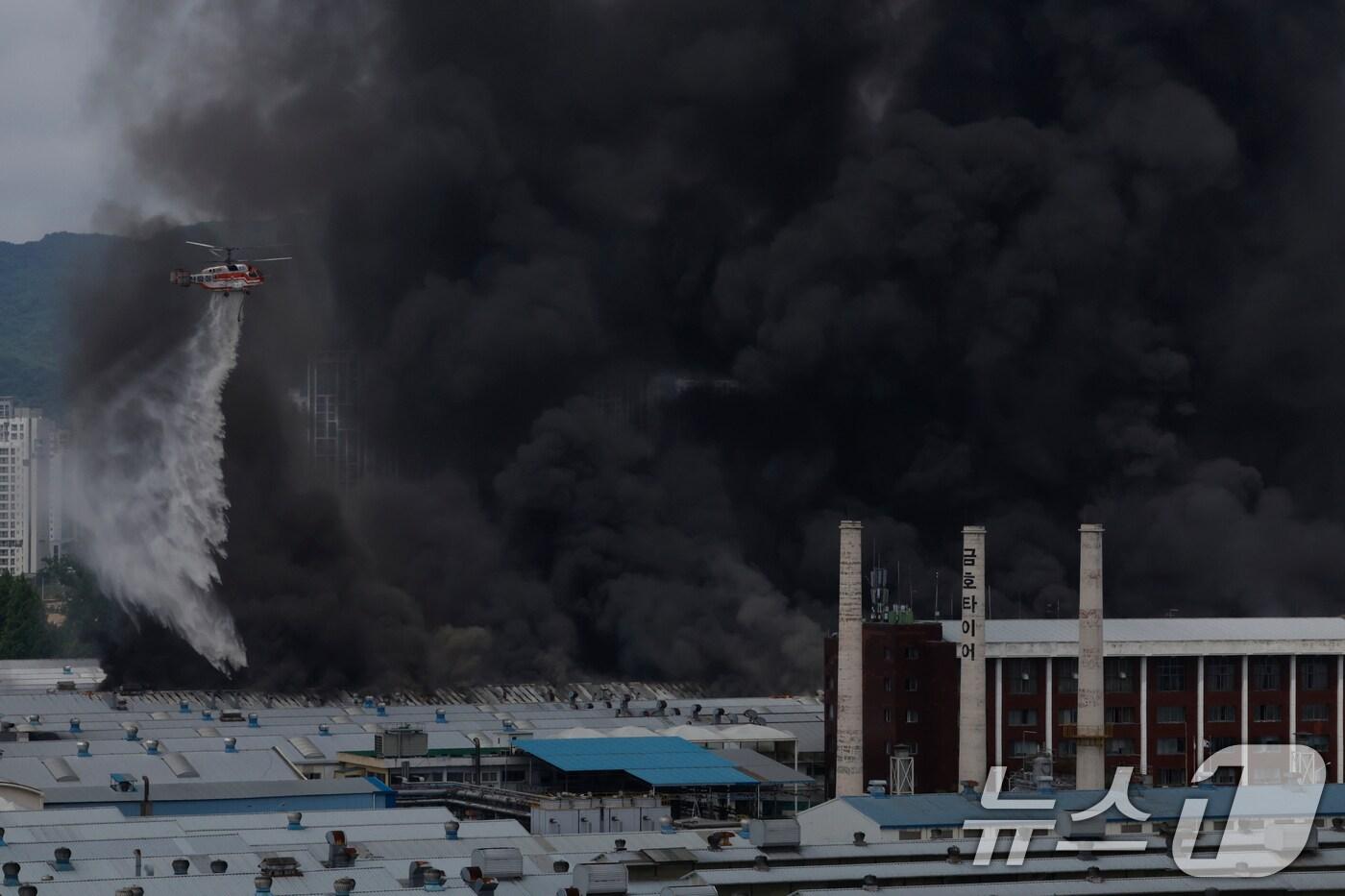 17일 오전 광주 광산구 소촌동 금호타이어 광장공장에서 화재가 발생해 소방당국이 소방헬기를 동원해 진화 작업을 하고 있다 2025.5.17/뉴스1 ⓒ News1 김태성 기자