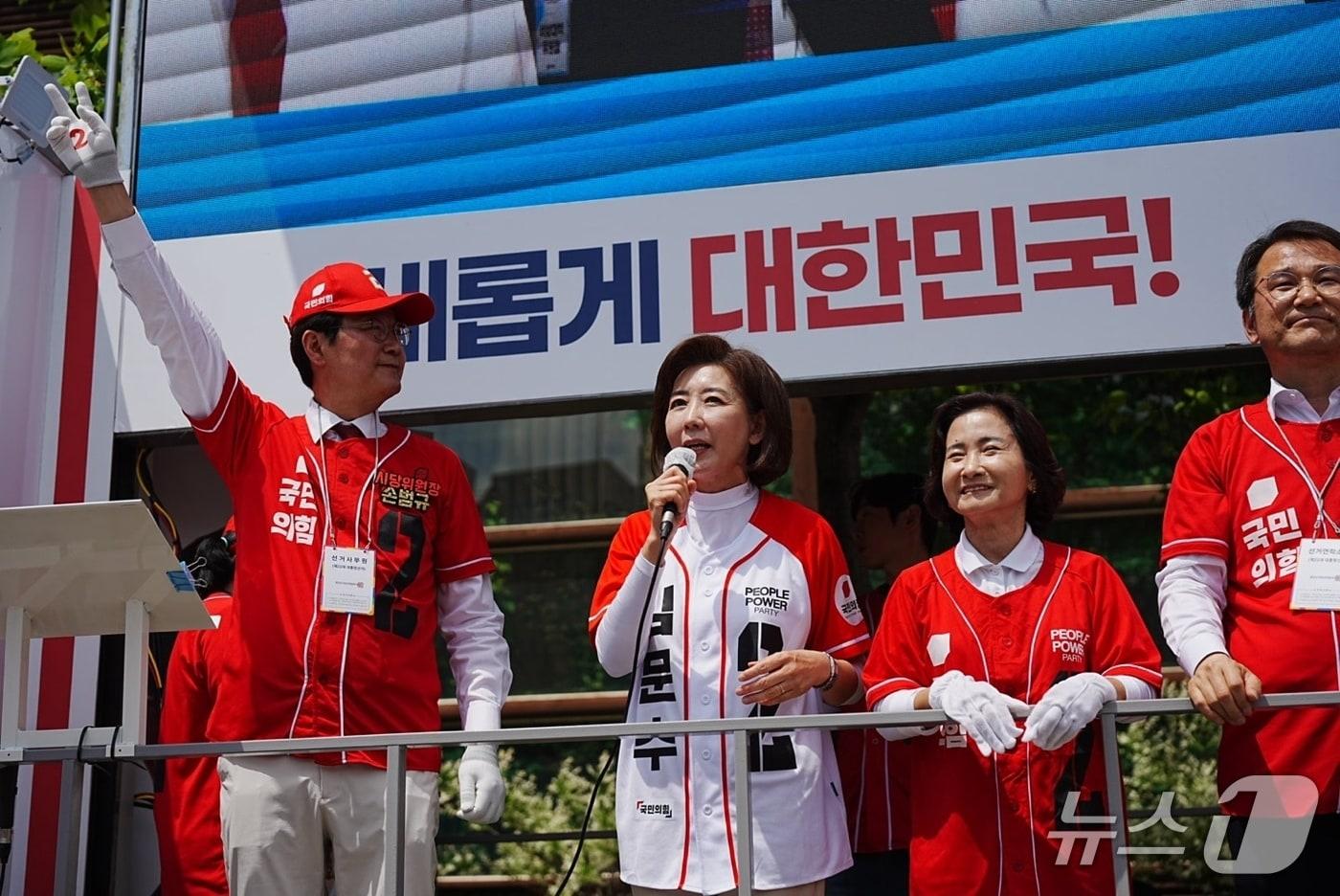 국민의힘 나경원  공동선거대책위원장이 17일 오전 인천 모래내시장을 방문, 김문수 대선 후보 지지유세를 진행했다(이시명 기자/뉴스1)