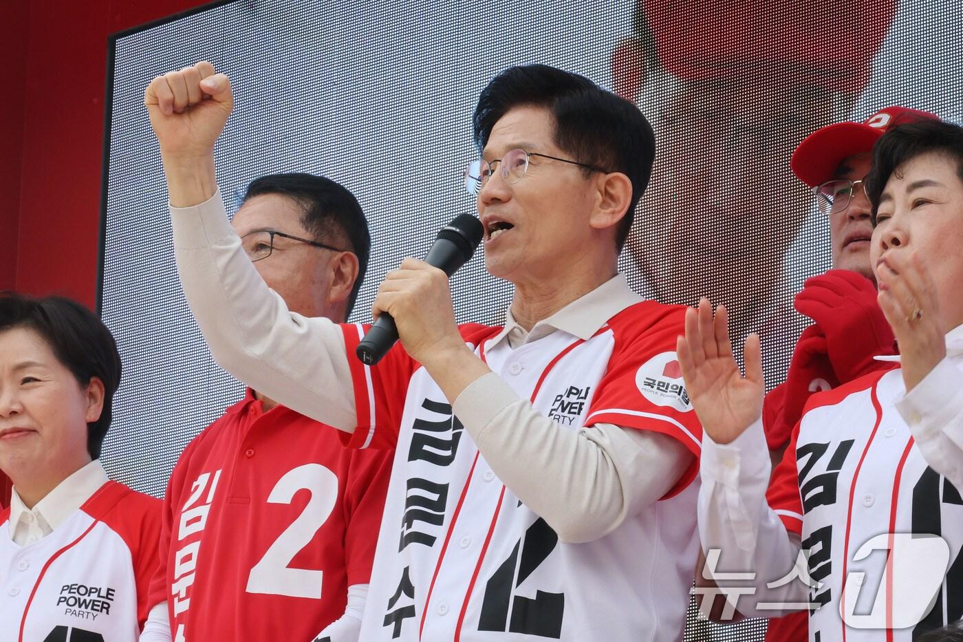 김문수 국민의힘 대통령 후보가 17일 오후 전북 전주시 완산구 한옥마을 거리에서 가진 유세에서 시민들에게 지지를 호소하고 있다. 2025.5.17/뉴스1 ⓒ News1 이광호 기자