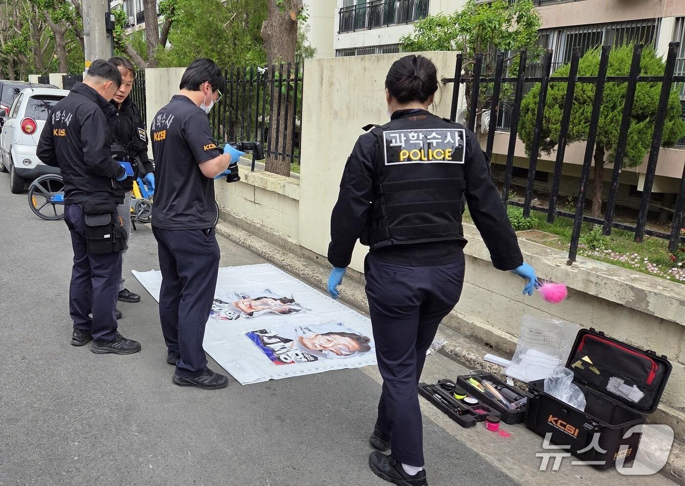 본문 이미지 - 지난 15일 대구 남구 대명동에서 운행 중이던 민주당 선거운동 차량에 부착된 홍보물 2점이 훼손돼 경찰이 수사에 나섰다.(더불어민주당 대구시당 제공.재판매 및 DB 금지)