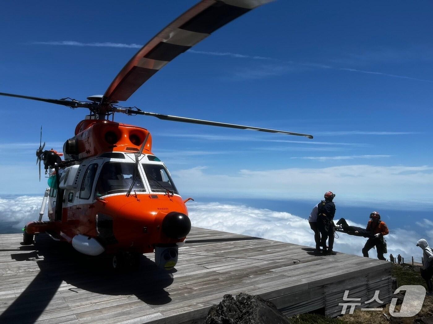 본문 이미지 - 17일오전 제주 한라산에서 50대 관광객이 등반 중 넘어져 부상을 입고 헬기로 이송됐다. 