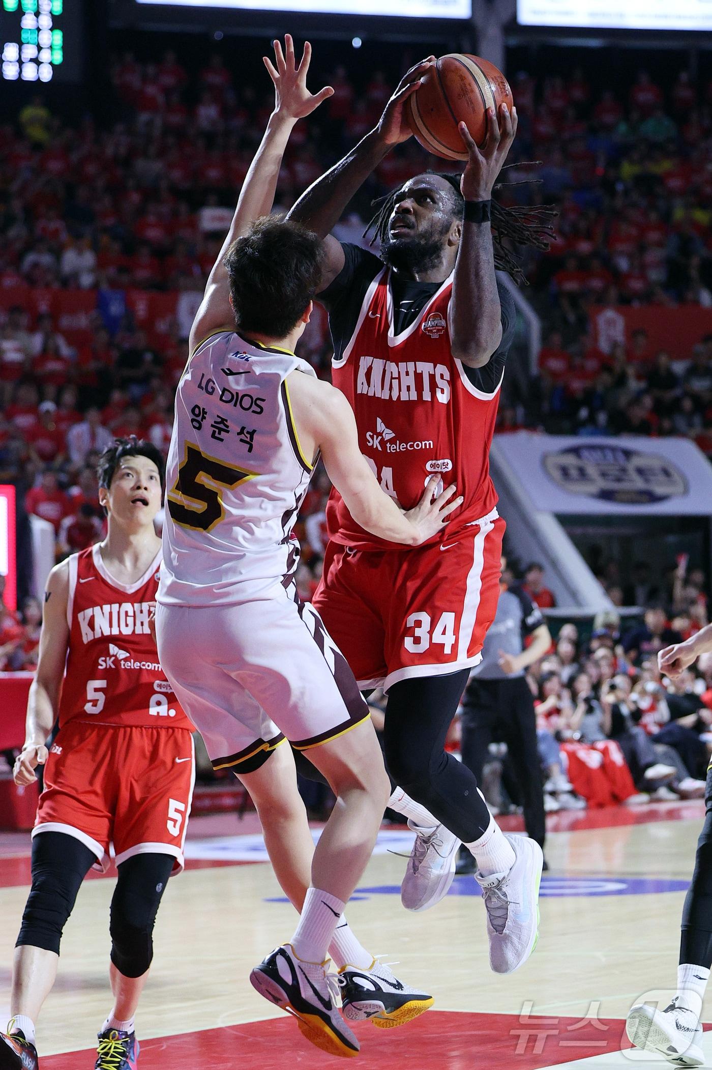 본문 이미지 - 17일 오후 서울 송파구 잠실학생체육관에서 열린 &#39;2024-25 KCC 프로농구 챔피언결정전 7차전&#39; 서울 SK 나이츠와 창원 LG 세이커스의 경기, 3쿼터 서울 SK 자밀 워니가 창원 LG 양준석의 마크 앞에서 골밑 돌파를 하고 있다. 2025.5.17/뉴스1 ⓒ News1 김진환 기자