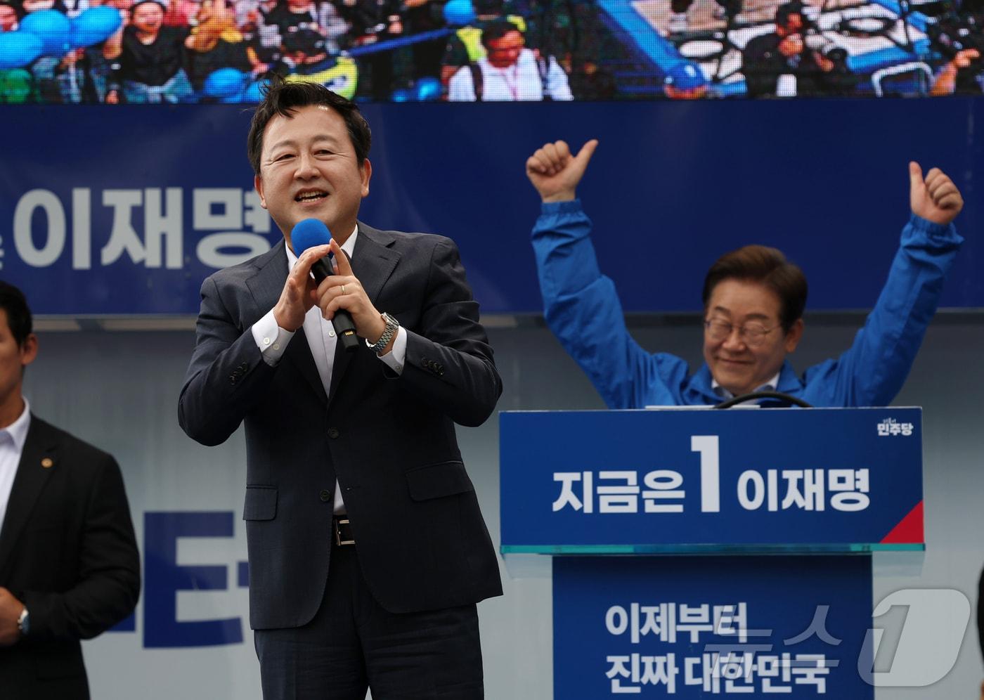 본문 이미지 - 김용남 전 의원이 지난해 5월 17일 이재명 더불어민주당 대통령 후보의 집중유세에서 이 후보 지지 발언을 하고 있다. (공동취재)2025.5.17 ⓒ 뉴스1 이재명 기자
