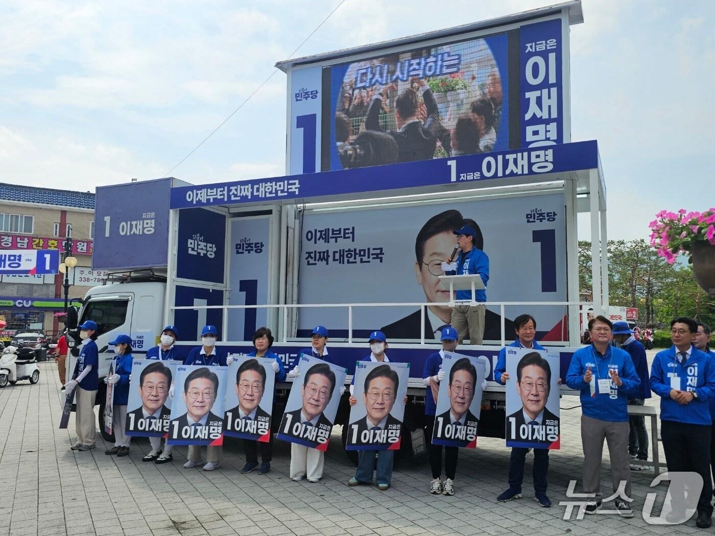 본문 이미지 - 선거운동 첫 주말인 17일 더불어민주당 경남 선대위 유세단이 김해 수로왕릉 앞에서 유세를 벌이고 있다. ⓒ 뉴스1 박민석 기자