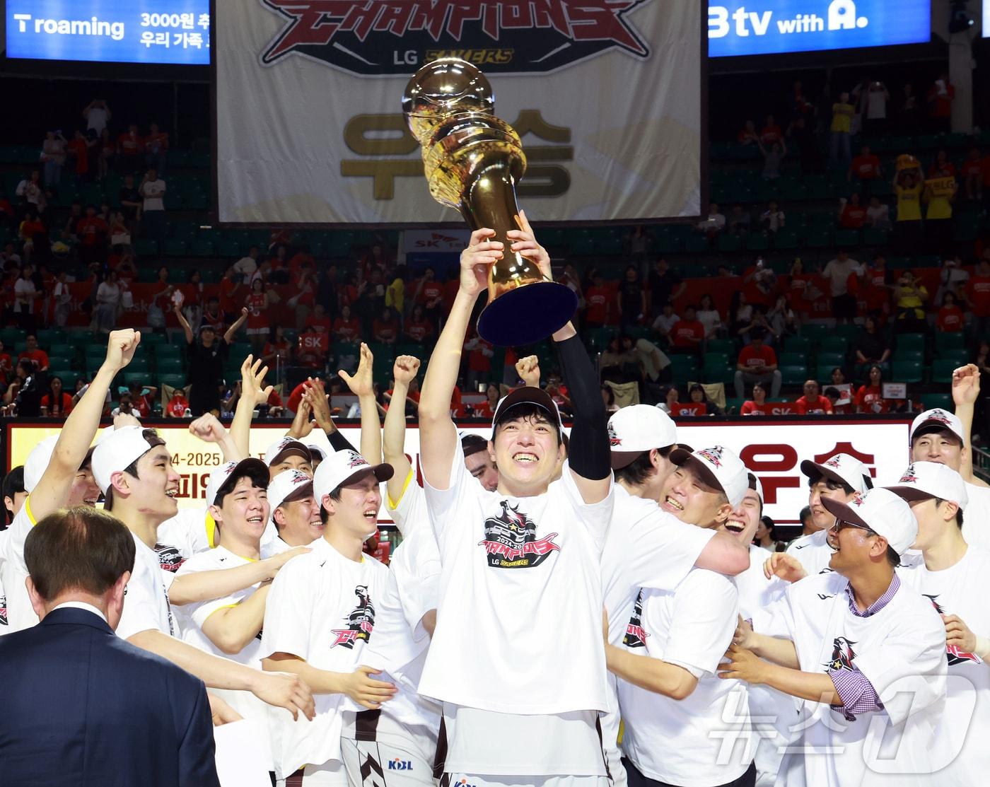본문 이미지 - 창단 28년 만에 첫 챔피언결정전 우승을 달성한 창원 LG 선수들이 시상식에서 우승 트로피를 들고 환호하고 있다. 2025.5.17/뉴스1 ⓒ News1 김진환 기자