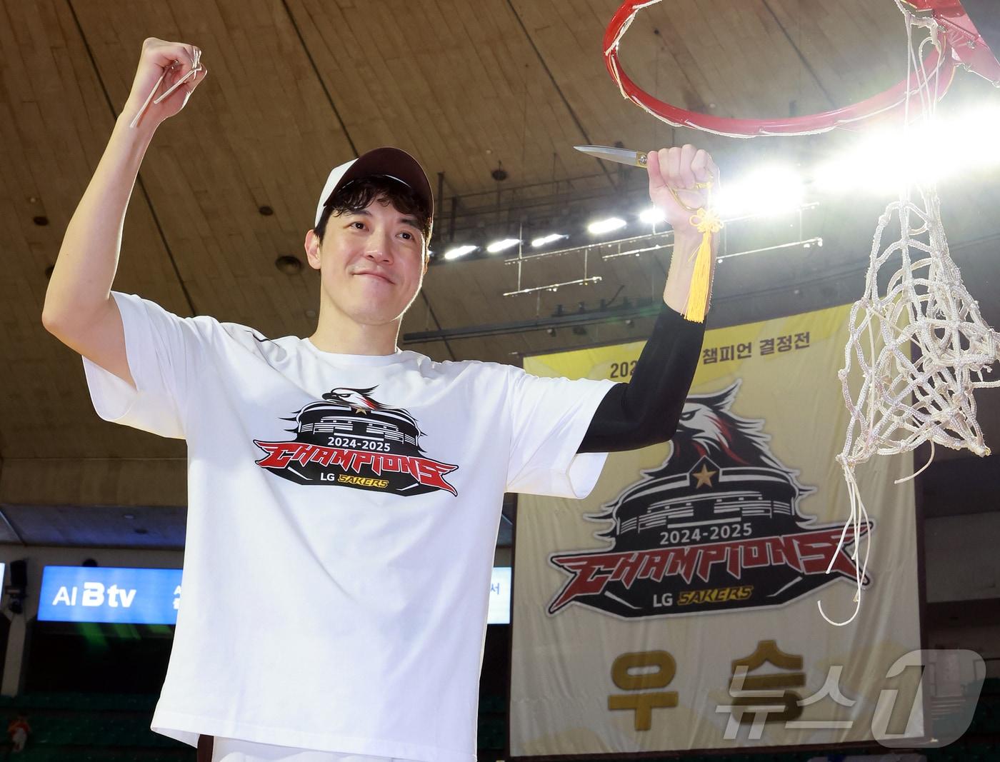 본문 이미지 - 17일 오후 서울 송파구 잠실학생체육관에서 열린 &#39;2024-25 KCC 프로농구 챔피언결정전 7차전&#39; 서울 SK 나이츠와 창원 LG 세이커스의 경기, 62대58로 승리하며 창단 28년 만에 첫 우승을 달성한 창원 LG 허일영이 그물 커팅식에서 세리머니를 펼치고 있다. 2025.5.17/뉴스1 ⓒ News1 김진환 기자