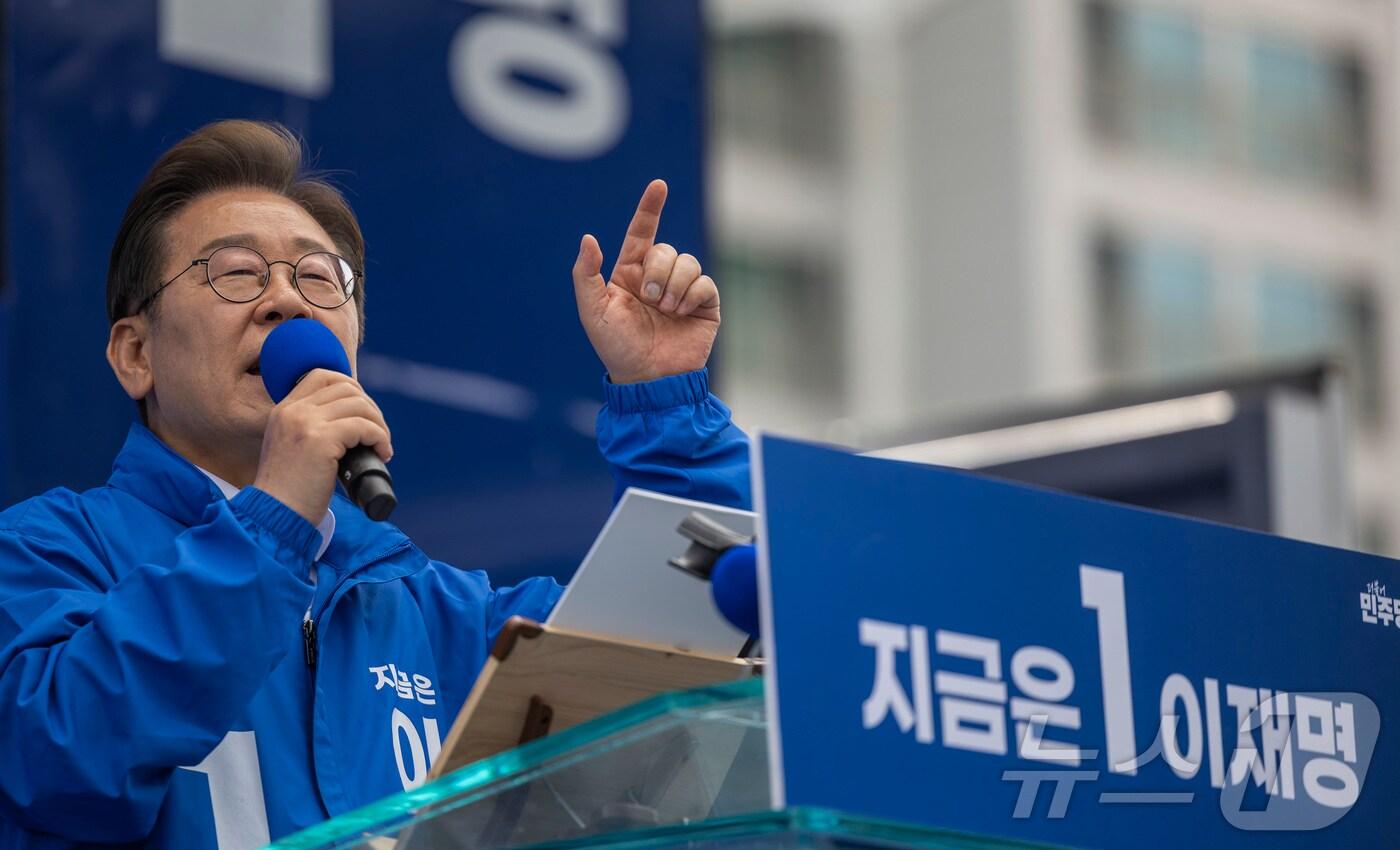 이재명 더불어민주당 대통령 후보가 17일 광주광역시 서구 김대중컨벤션센터 광장에서 열린 집중 유세에서 지지를 호소하는 연설을 하고 있다. (공동취재)2025.5.17/뉴스1 ⓒ News1 이재명 기자