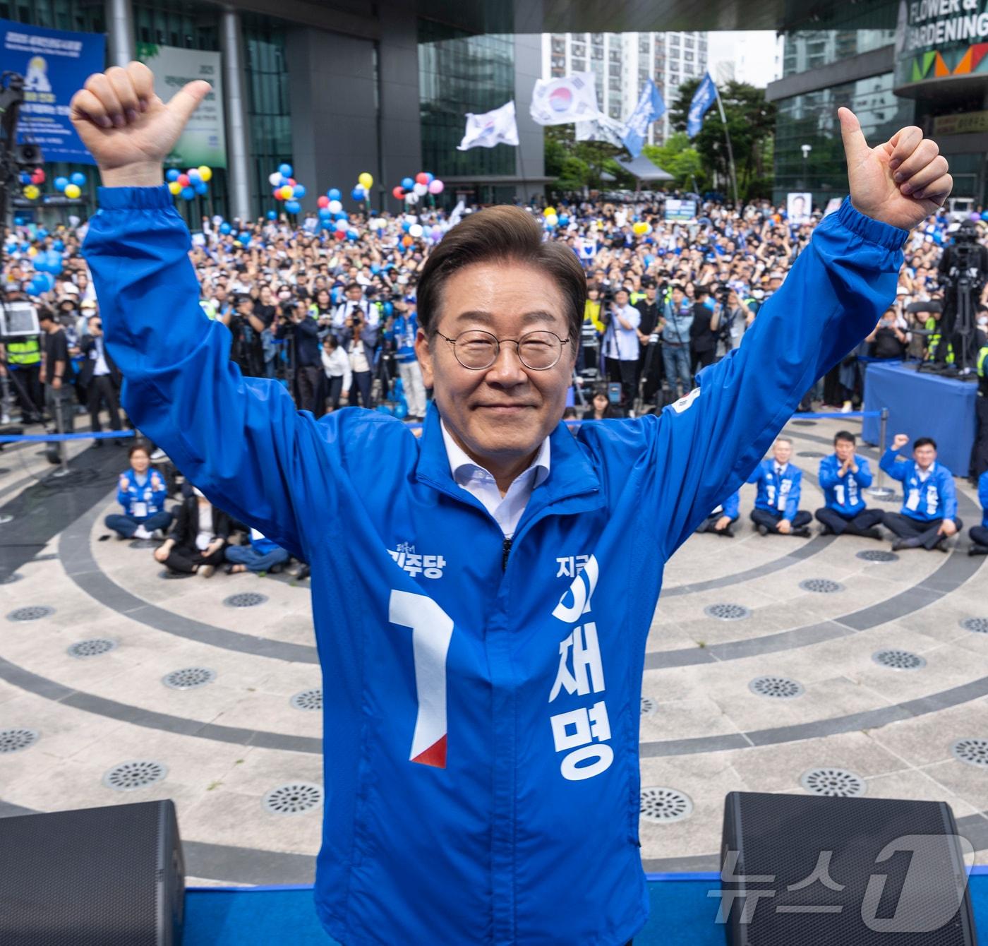 본문 이미지 - 이재명 더불어민주당 대통령 후보가 17일 광주광역시 서구 김대중컨벤션센터 광장에서 열린 집중 유세에서 엄지를 들어 보이고 있다. (공동취재)2025.5.17/뉴스1 ⓒ News1 이재명 기자