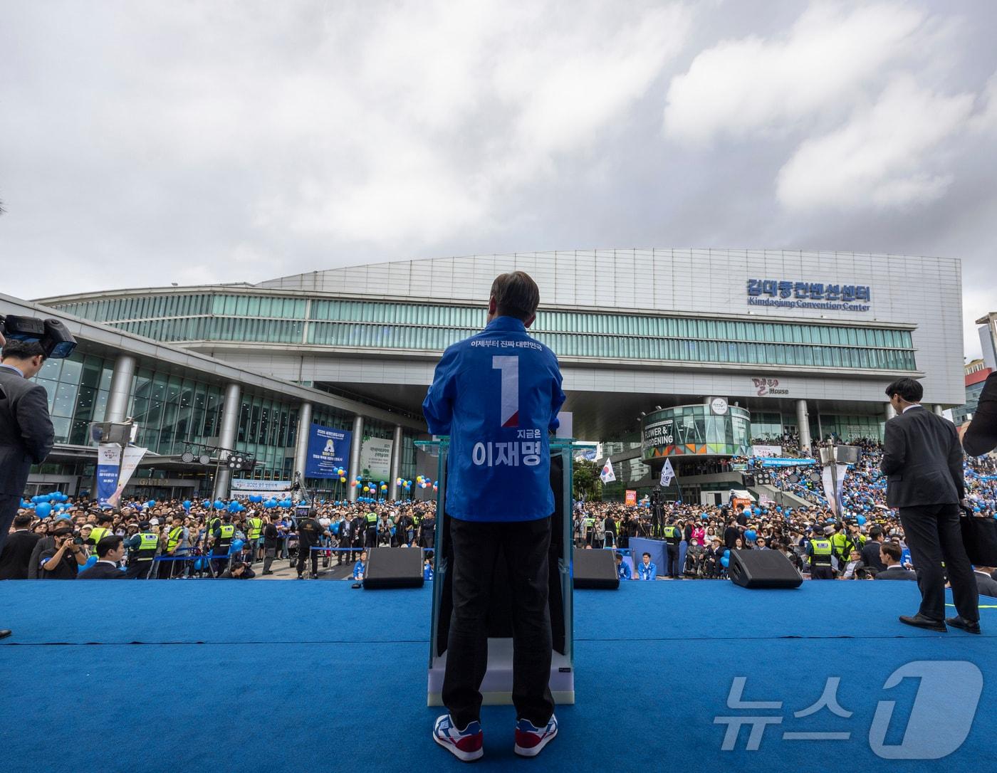 본문 이미지 - 이재명 더불어민주당 대통령 후보가 17일 광주광역시 서구 김대중컨벤션센터 광장에서 열린 집중 유세에서 연설하고 있다. &#40;공동취재&#41;2025.5.17/뉴스1 ⓒ News1 이재명 기자