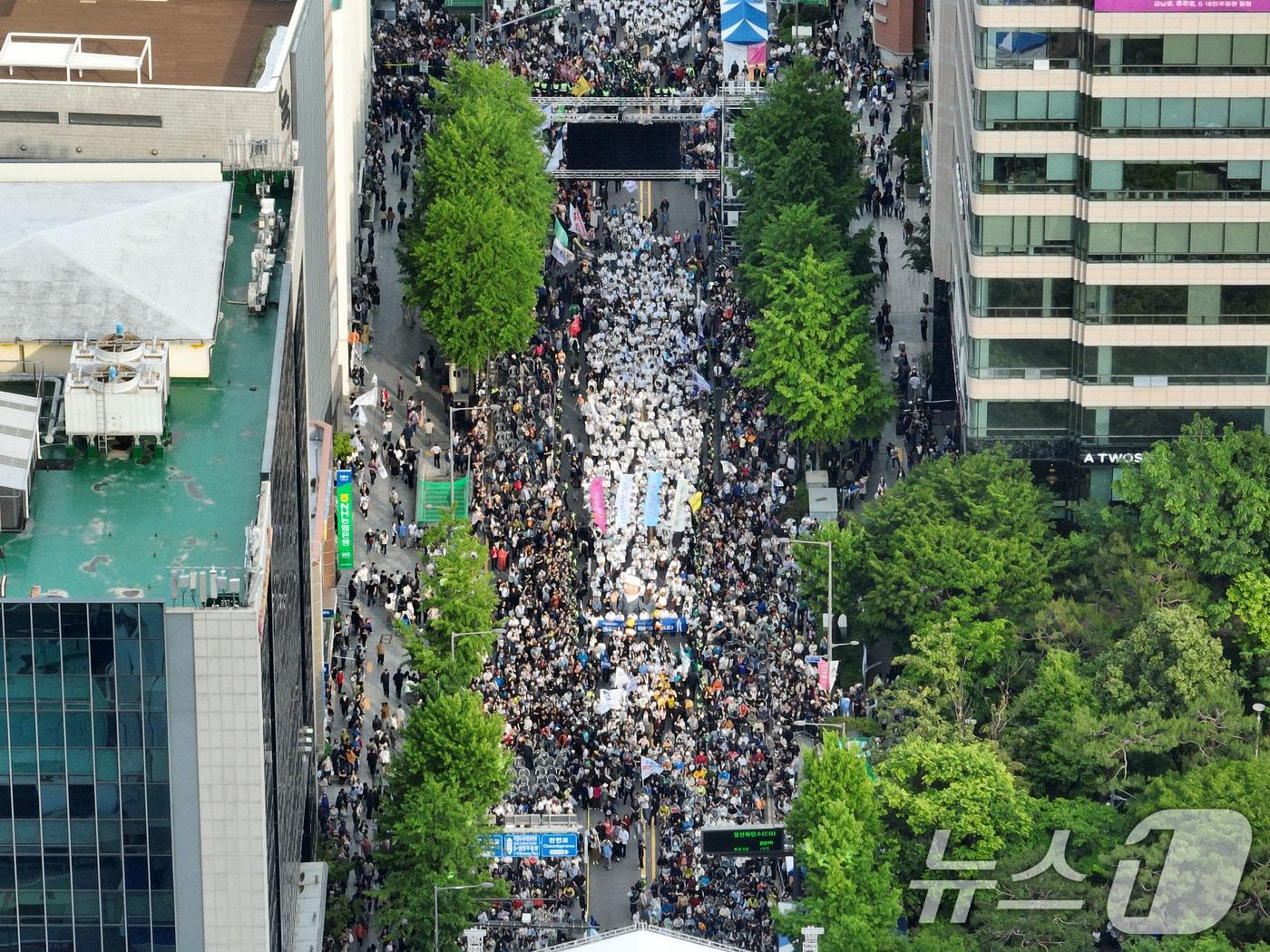 본문 이미지 - 5·18 민주화운동 45주년을 하루 앞두고 17일 오후 광주 동구 금남로 일대에서 전야행사가 진행되고 있다. 2025.5.17/뉴스1 ⓒ News1 김태성 기자