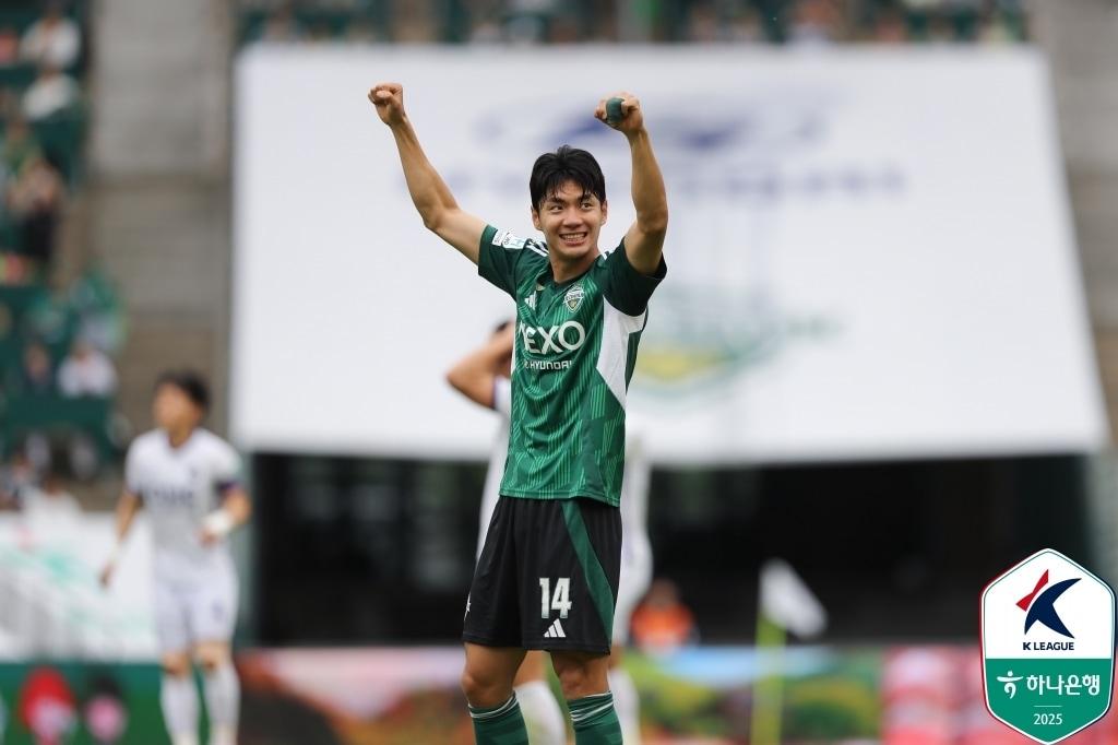 본문 이미지 - 전북 현대 전진우가 17일 열린 하나은행 K리그1 2025 14라운드 FC안양전에서 멀티 골을 터뜨려 팀 승리를 이끌었다. (한국프로축구연맹 제공)