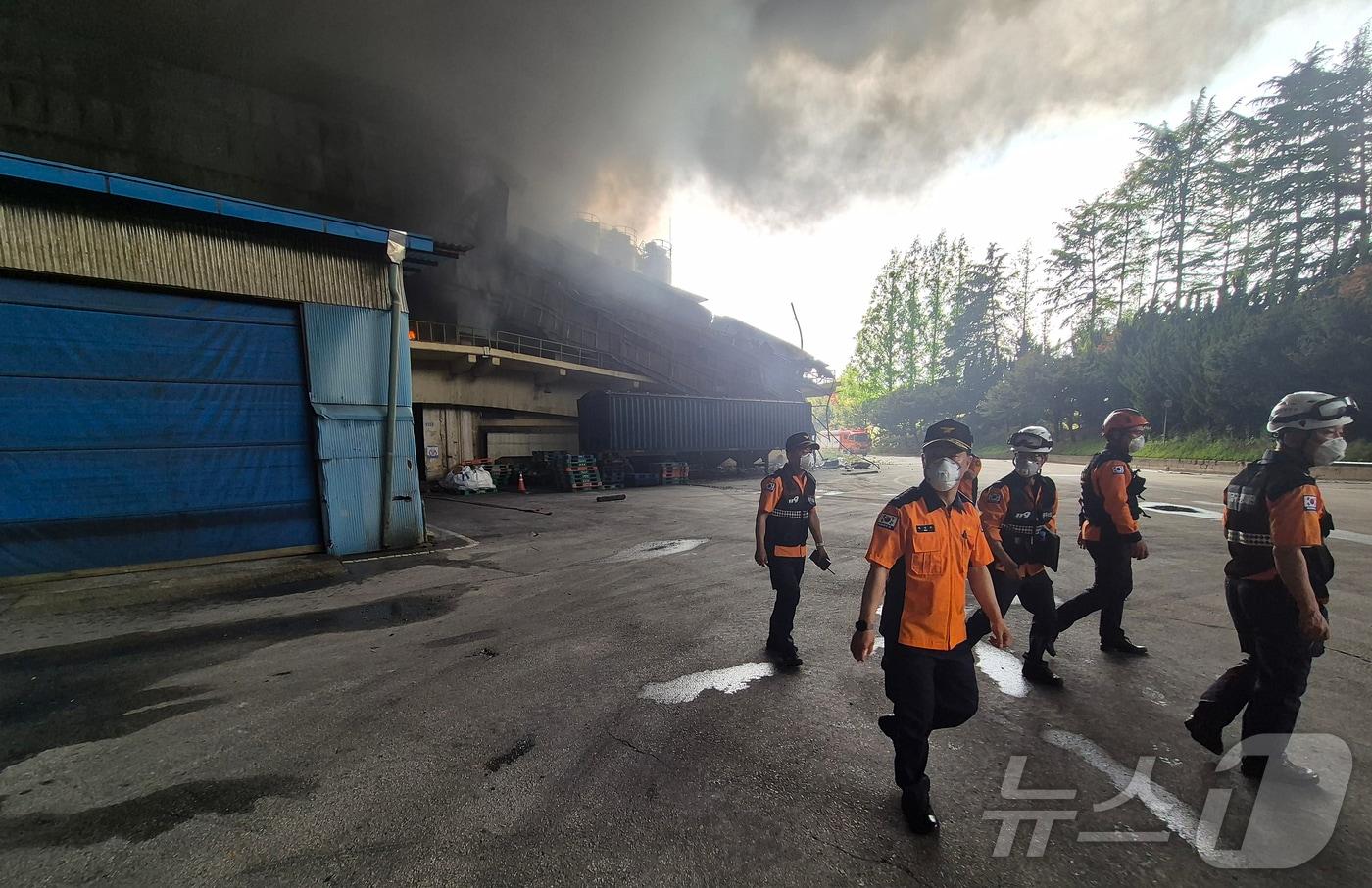 허석곤 소방청장이 17일 오후 광주시 광산구 송정동 금호타이어 화재 현장을 찾아 피해 상황을 둘러보고 있다. (소방청 제공, 재판매 및 DB금지) 2025.5.17/뉴스1 ⓒ News1 김진환 기자