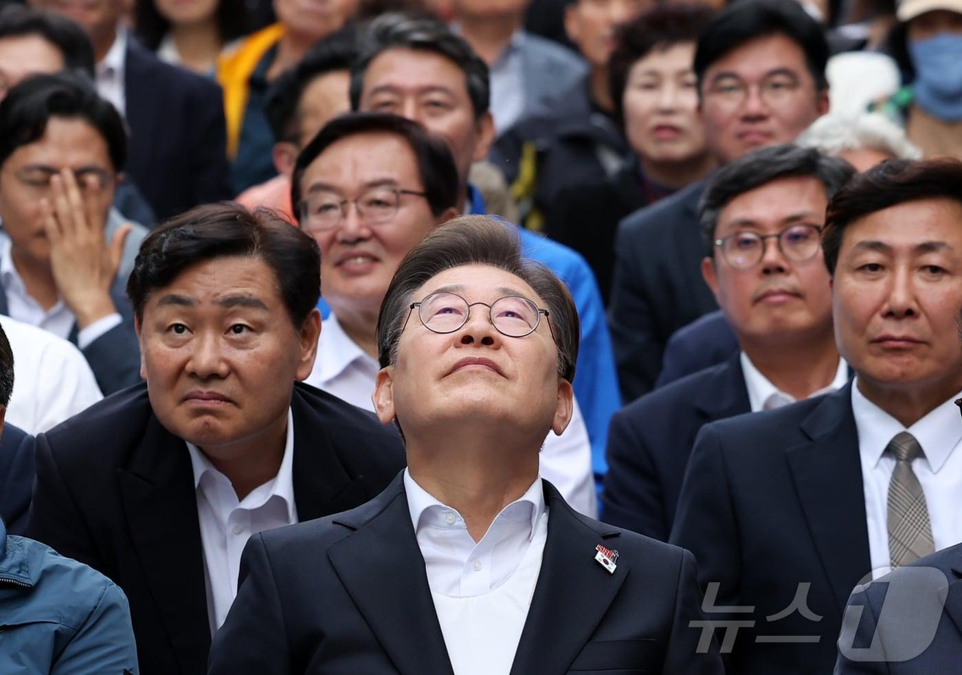 이재명 더불어민주당 대통령 후보가 17일 광주 동구 금남로에서 열린 제45주년 5·18 민주화운동 전야제에서 잠시 하늘을 응시하고 있다. (공동취재)2025.5.17/뉴스1 ⓒ News1 이재명 기자