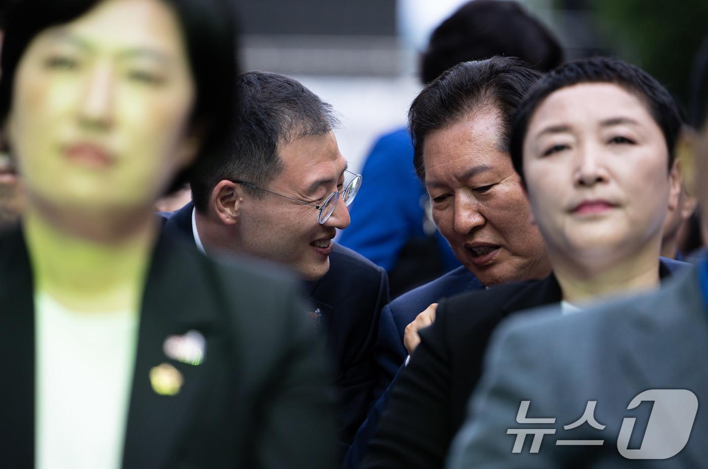 지난 5월 17일 정청래 더불어민주당 의원과 김상욱 무소속 의원이 광주 동구 금남로에서 열린 5·18 광주민주화운동 45주기 전야제에서 대화를 하고 있는 모습. 2025.5.17/뉴스1 ⓒ News1 이재명 기자