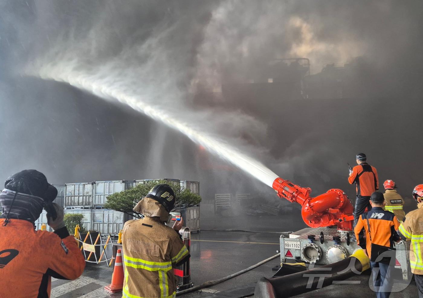 17일 오후 광주 광산구 송정동 금호타이어 광주공장에서 소방 당국이 대용량포방사시스템을 가동하고 있다. (소방청 제공, 재판매 및 DB금지) 2025.5.17/뉴스1