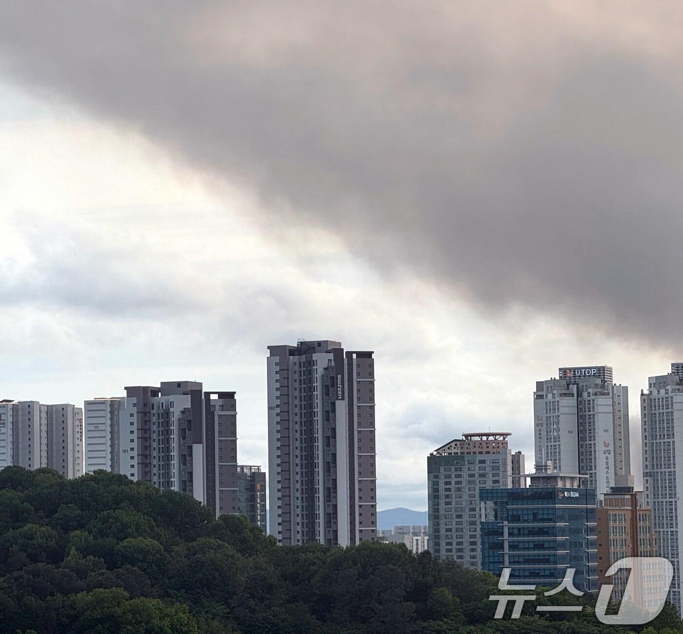 본문 이미지 - 17일 광주 광산구 소촌동 금호타이어 광주공장에서 발생한 화재 여파로 서구 상무지구 일대가 검은 연기고 뒤덮이고 있다. 2025.5.17/뉴스1 ⓒ News1 이승현 기자