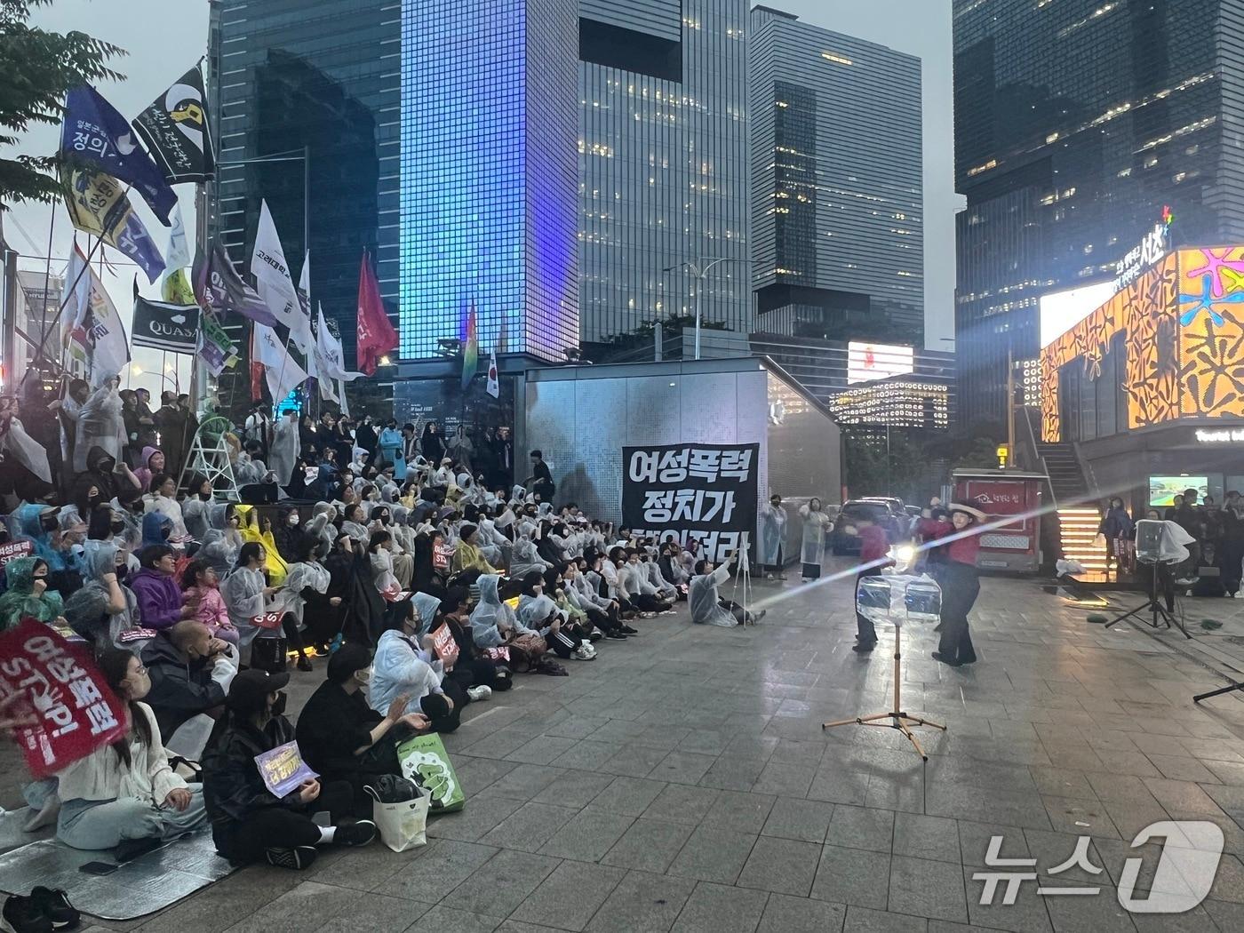 본문 이미지 - 17일 오후 6시부터 95개 여성시민단체가 강남역 10번 출구 앞에서 '강남역 여성살해사건 9주기 추모행동'을 진행하고 있다. 2025.05.17/뉴스1 ⓒ 뉴스1 김민수 기자