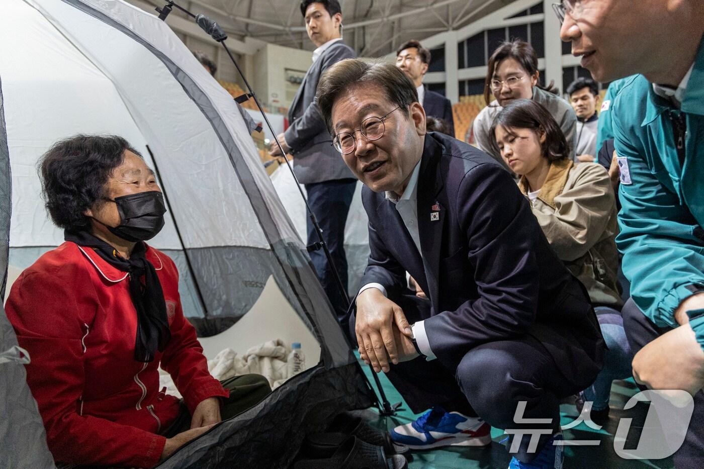 이재명 더불어민주당 대통령 후보가 17일 오후 광주 광산구 광주여자대학교 유니버시아드 체육관에 마련된 금호타이어 화재 대피소를 찾아 이재민을 위로하고 있다. (공동취재) 2025.5.17/뉴스1 ⓒ News1 이재명 기자