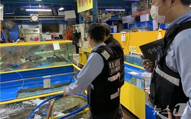 본문 이미지 - 수산물 원산지 표시 점검·단속(해양수산부 제공)