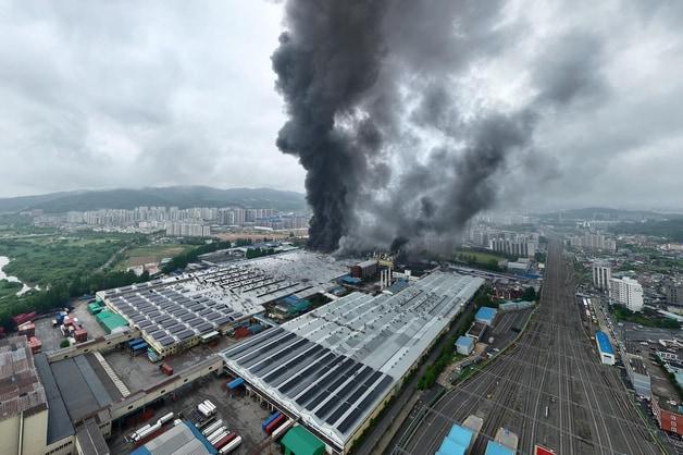본문 이미지 - 17일 오전 발생한 광주 광산구 소촌동 금호타이어 광주공장 화재 모습. (광산구 제공. 재배포 및 DB 금지) 2025.5.18/뉴스1 ⓒ News1 김태성 기자