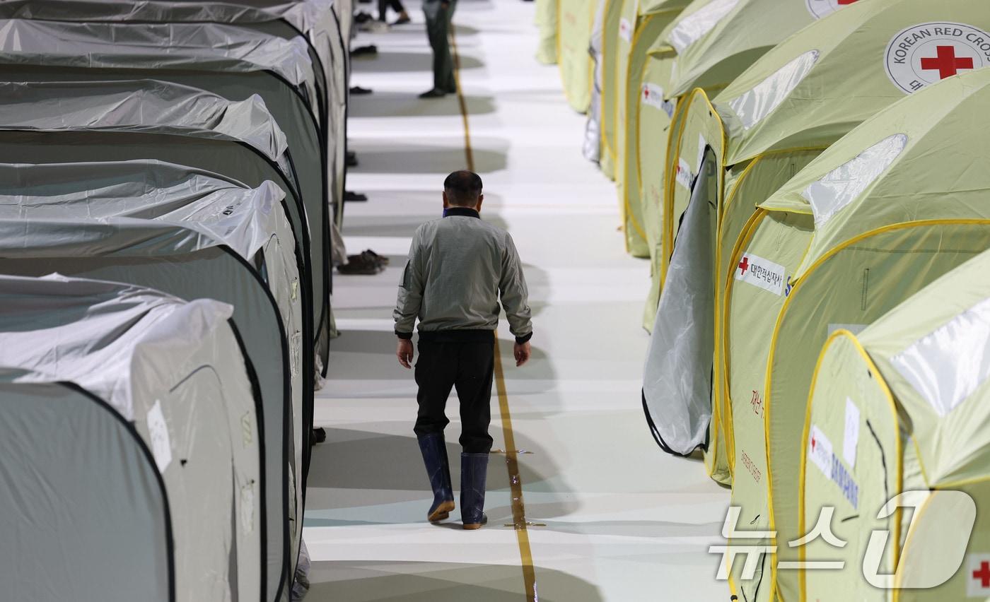 금호타이어 광주공장 화재 이튿날인 18일 광주 광산구 광주여대 체육관에 마련된 피해 주민을 위한 대피소에서 주민들이 쉬고 있다. 2025.5.18/뉴스1 ⓒ News1 박지현 기자