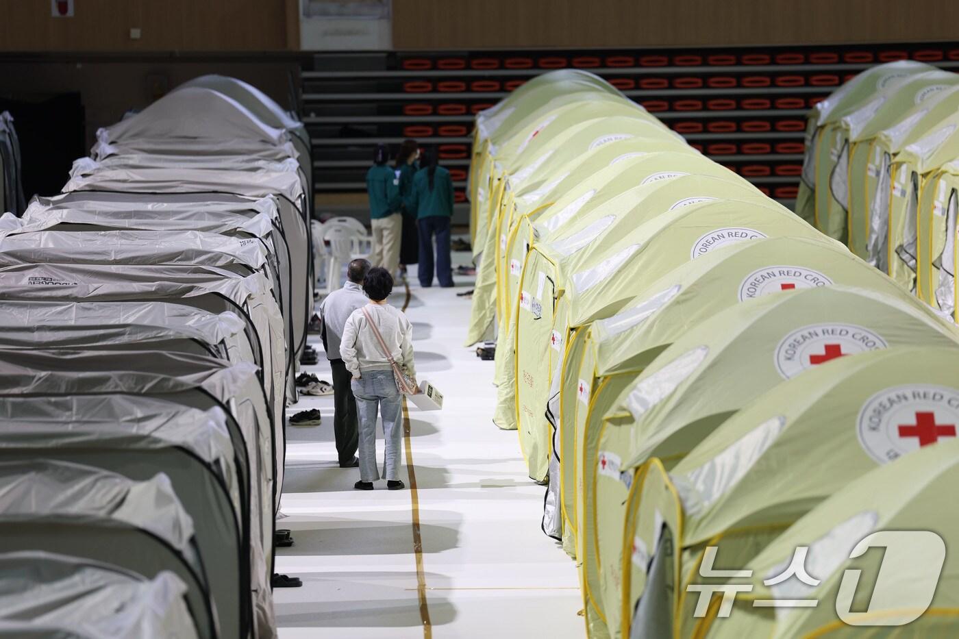 전날 발생한 금호타이어 광주공장 화재가 이튿날인 18일에도 이어지는 가운데 광주 남구 광주여대 체육관에 마련된 피해 주민을 위한 대피소에서 주민들이 쉬고 있다. 2025.5.18/뉴스1 ⓒ News1 박지현 기자