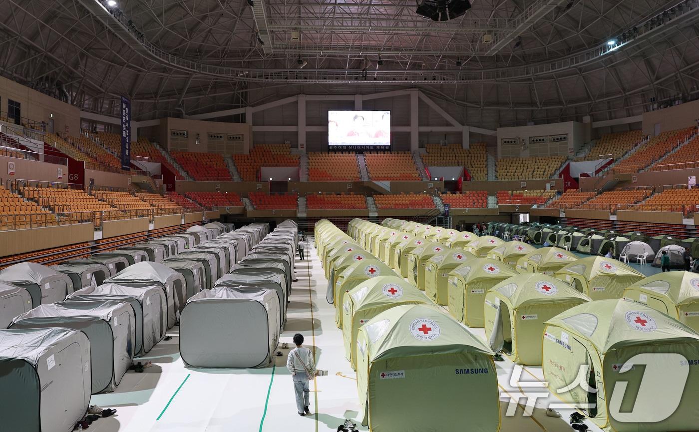 전날 발생한 금호타이어 광주공장 화재가 이튿날인 18일에도 이어지는 가운데 광주 남구 광주여대 체육관에 마련된 피해 주민을 위한 대피소에서 주민들이 쉬고 있다. 2025.5.18/뉴스1 ⓒ News1 박지현 기자