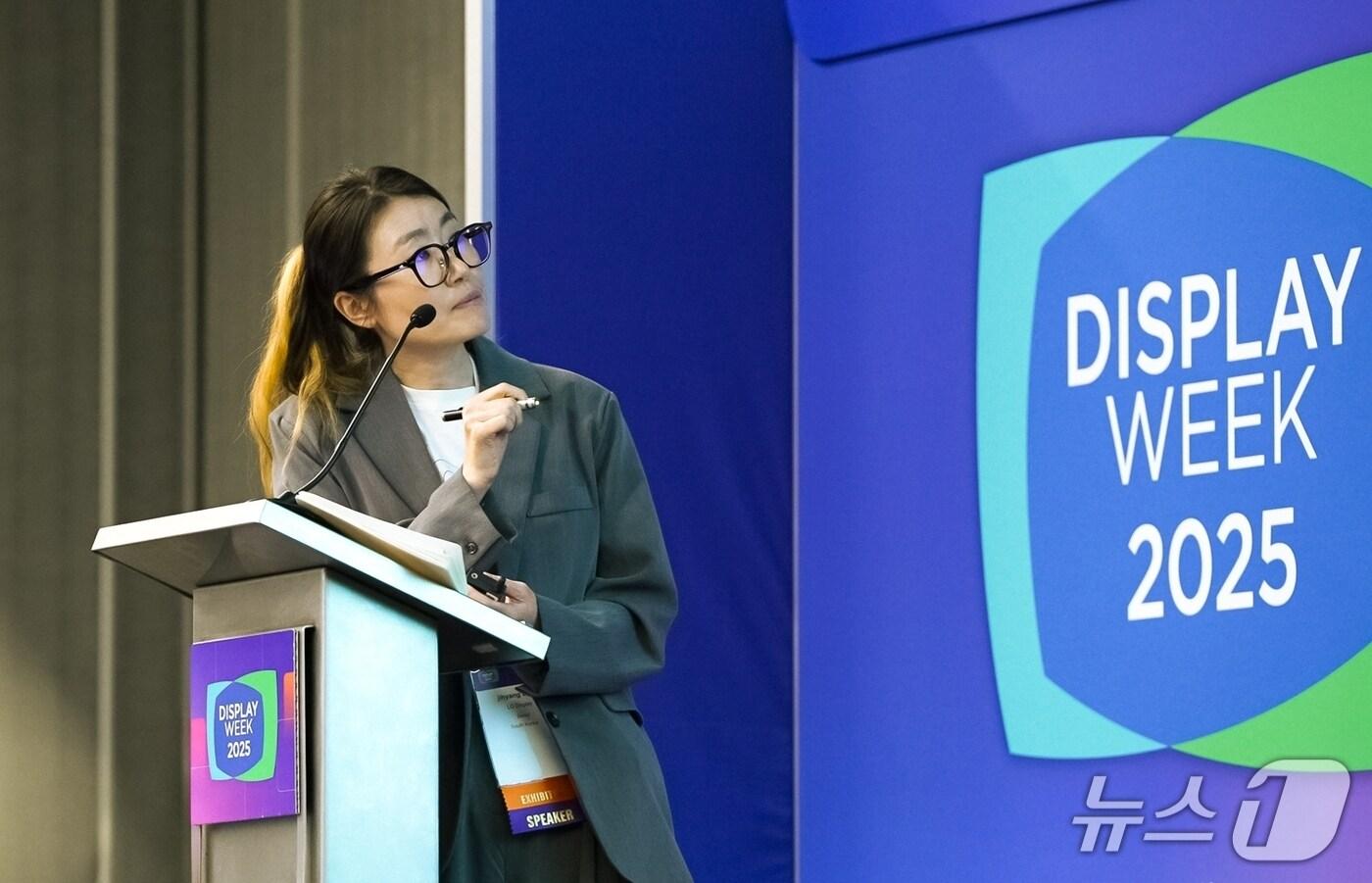 장지향 LG디스플레이 책임이 미국 새너제이 맥에너리 컨벤션센터에서 열린 'SID 2025'에서 올해의 우수논문으로 선정된 4세대 OLED 패널 연구 성과를 발표하고 있다(LG디스플레이 제공)ㅋ