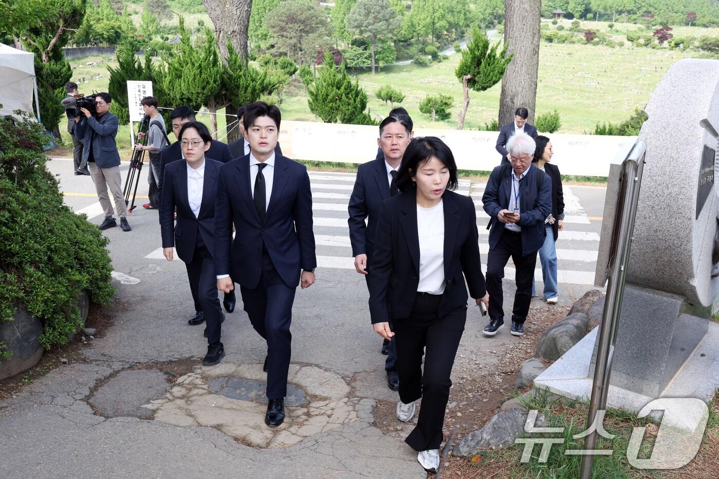 본문 이미지 - 김용태 국민의힘 비상대책위원장이 5·18민주화운동 45주년인 18일 오전 광주 북구 망월동에 위치한 민족민주열사묘역(구묘역)에 있는 전두환 비석을 지나가고 있다. 김 위원장은 이날 비석을 밟지는 않았다. 2025.5.18/뉴스1 ⓒ News1 이승현 기자