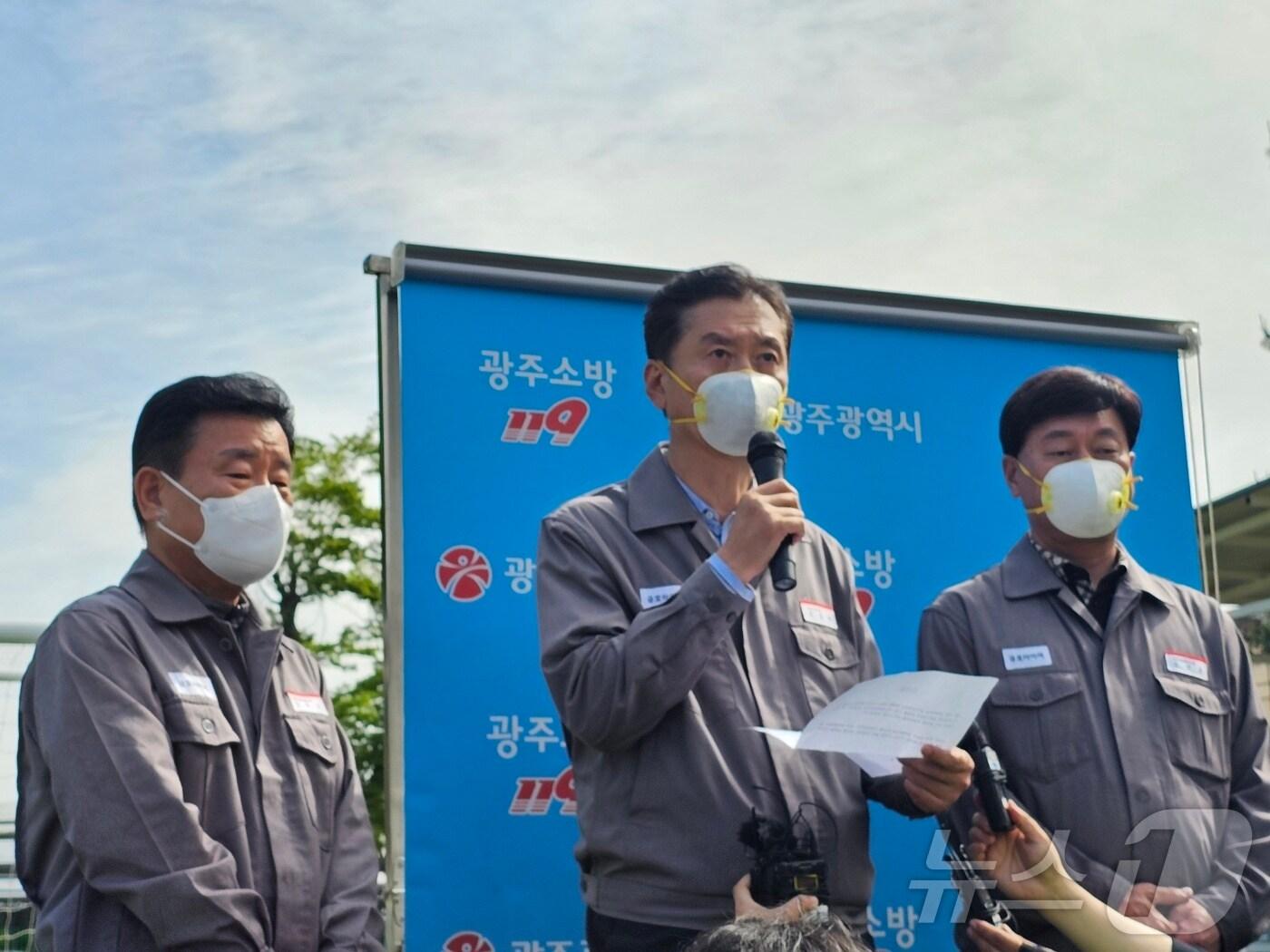 본문 이미지 - 정일택 금호타이어 대표이사(왼쪽 두번째)가 18일 오전 금호타이어 광주공장 앞에서 전날 발생한 대형 화재와 관련해 “고개 숙여 깊은 사죄의 말씀을 드린다”고 사과했다. 2025.5.18/뉴스1 ⓒ News1 최성국 기자