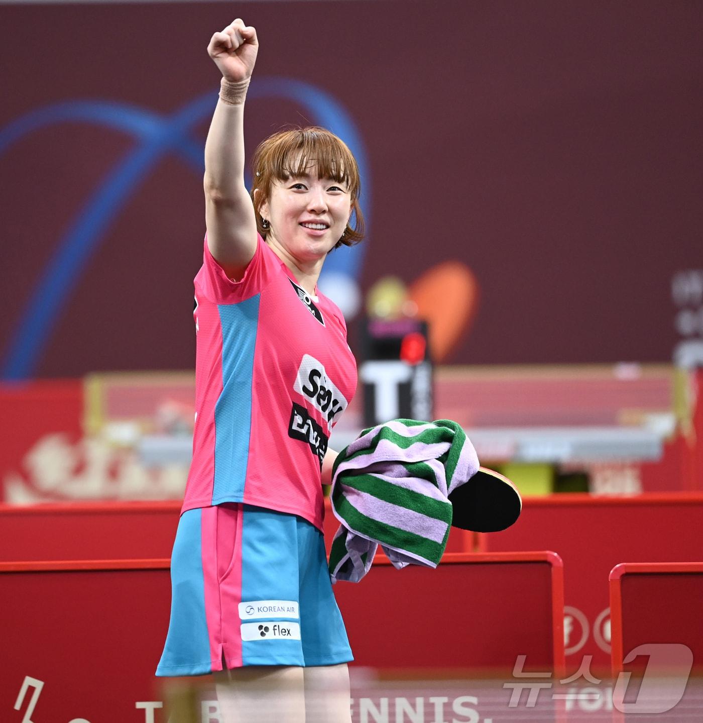 본문 이미지 - 서효원이 17일(현지시간) 카타르 도하 카타르대학교 스포츠 콤플렉스에서 열린 2025 세계탁구선수권대회 개인단식 128강 CONSTANTINA PSIHOGIOS와 경기 승리 후 팬들에 인사를 하고 있다. 2025.5.18/뉴스1 ⓒ News1 사진공동취재단