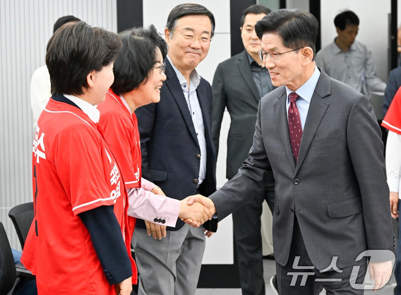 본문 이미지 - 지난 5월 18일 당시 김문수 국민의힘 대통령 후보가 서울 여의도 국민의힘 중앙당사에서 '경제를 판갈이 합니다! 새롭게 대한민국' 경제 공약 발표를 위해 입장하며 이혜훈 전 의원과 악수하고 있는 모습. (공동취재) 2025.5.18/뉴스1 ⓒ News1 안은나 기자