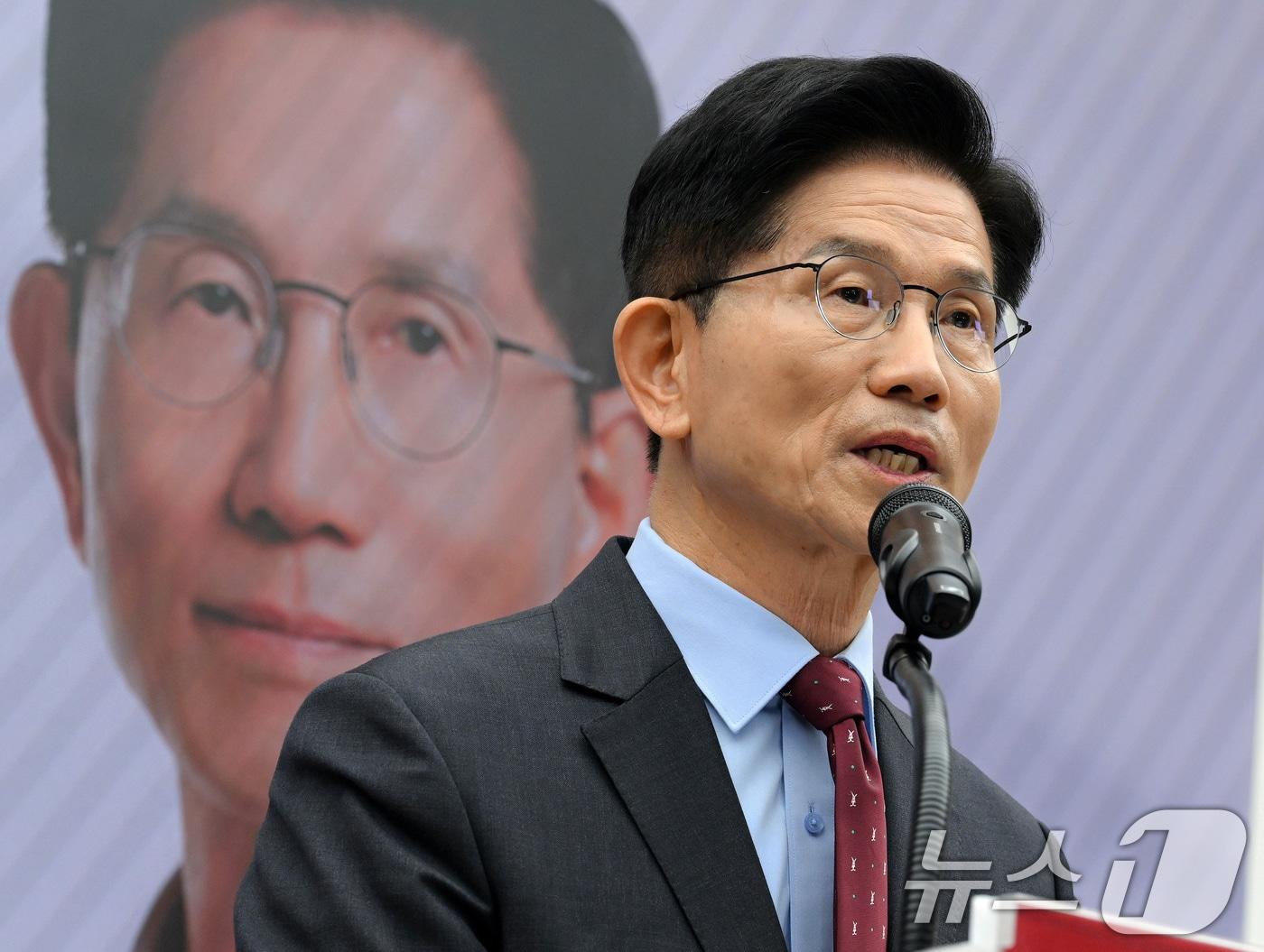 본문 이미지 - 김문수 국민의힘 대통령 후보가 18일 서울 여의도 국민의힘 중앙당사에서 '경제를 판갈이 합니다! 새롭게 대한민국' 경제 공약 발표를 하고 있다. (공동취재) 2025.5.18/뉴스1 ⓒ News1 안은나 기자