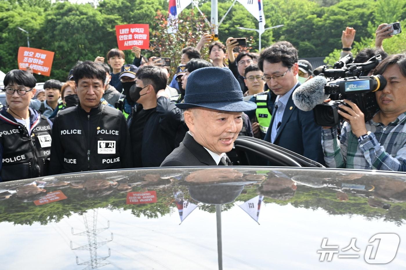 본문 이미지 - 안창호 인권위원장이 18일 오전 광주 북구 운정동 국립 5·18민주묘지 민주의 문으로 입장하는 도중 시민단체 회원들의 항의를 받아 다시 차량에 탑승하고 있다. ⓒ News1 김태성 기자